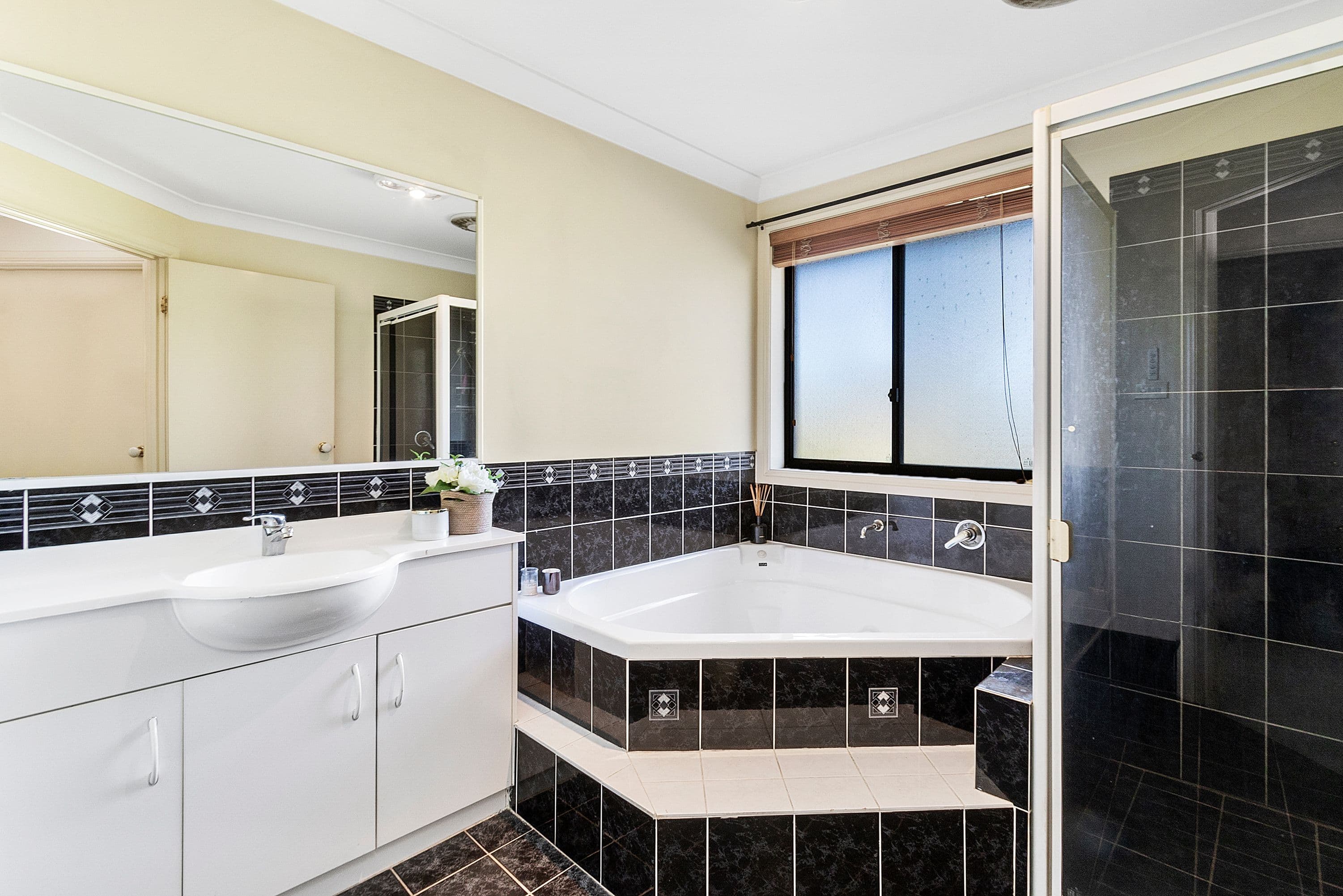 362 Lieutenant Bowen Drive, Bowen Mountain - Thumbnail 7