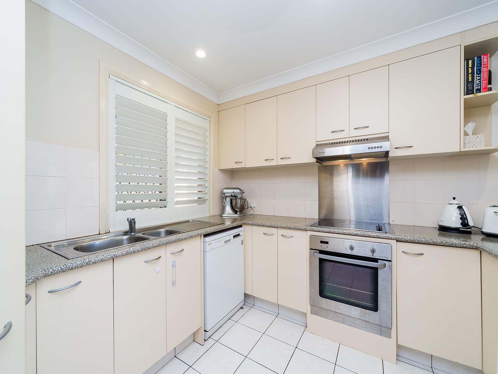 23 Deakin Avenue, Southport QLD 4215, Southport - Thumbnail 8