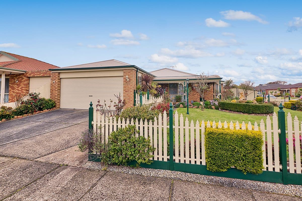 40 Josephine Avenue, Cranbourne North VIC 3977, Cranbourne North - Thumbnail 2