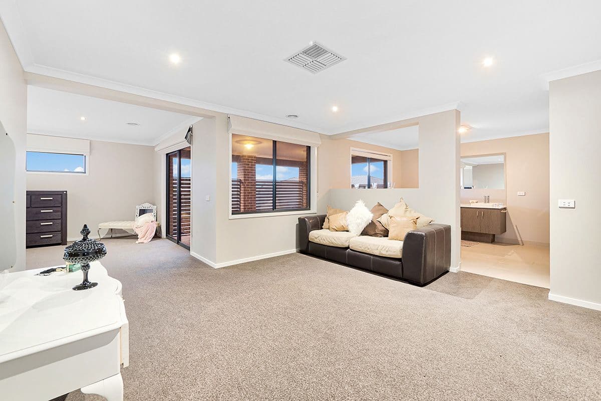 3 Hollingrove Avenue, Clyde North VIC 3978, Clyde North - Thumbnail 2