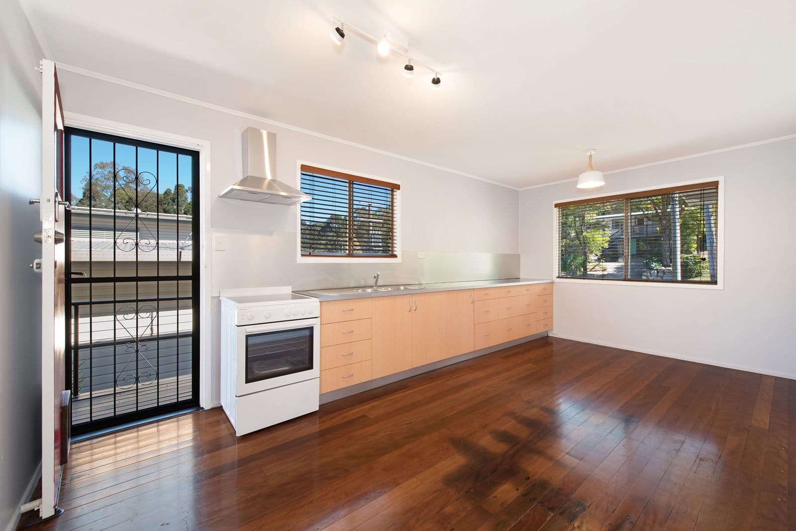 64 Dobbs Street, Holland Park West QLD 4121, Holland Park West - Thumbnail 4