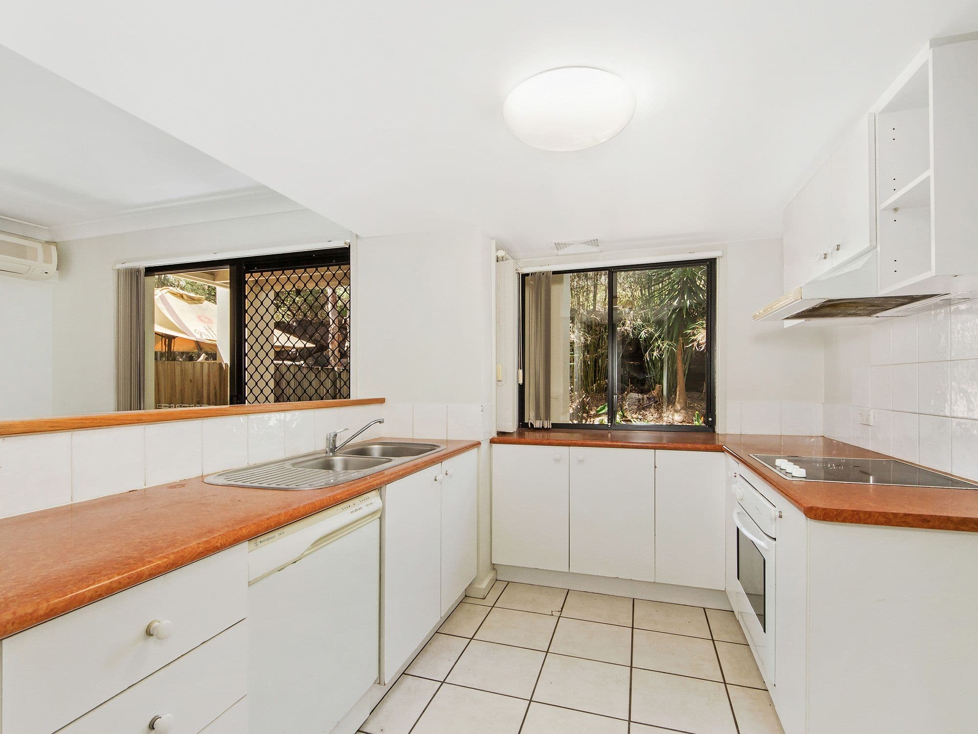 2 Gentian Drive, Arundel QLD 4214, Arundel - Thumbnail 4