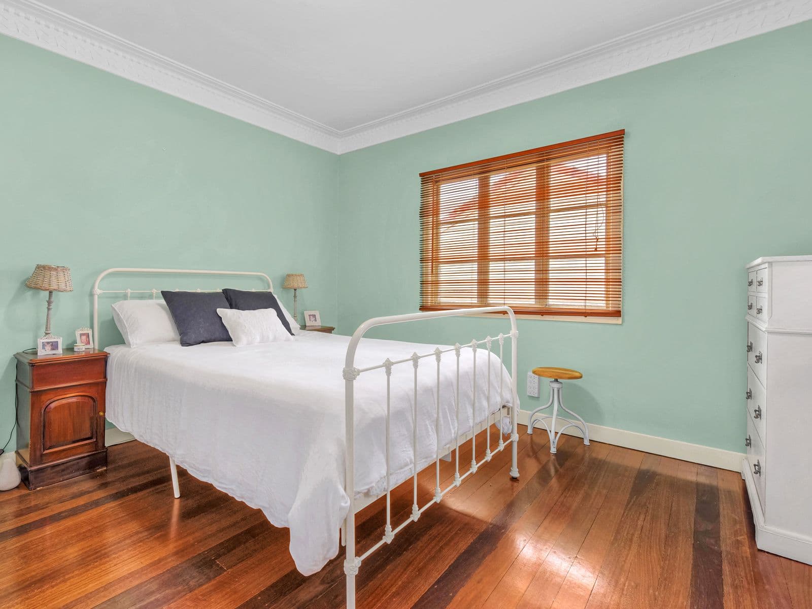 128 Arnold Street, Holland Park QLD 4121, Holland Park - Thumbnail 3