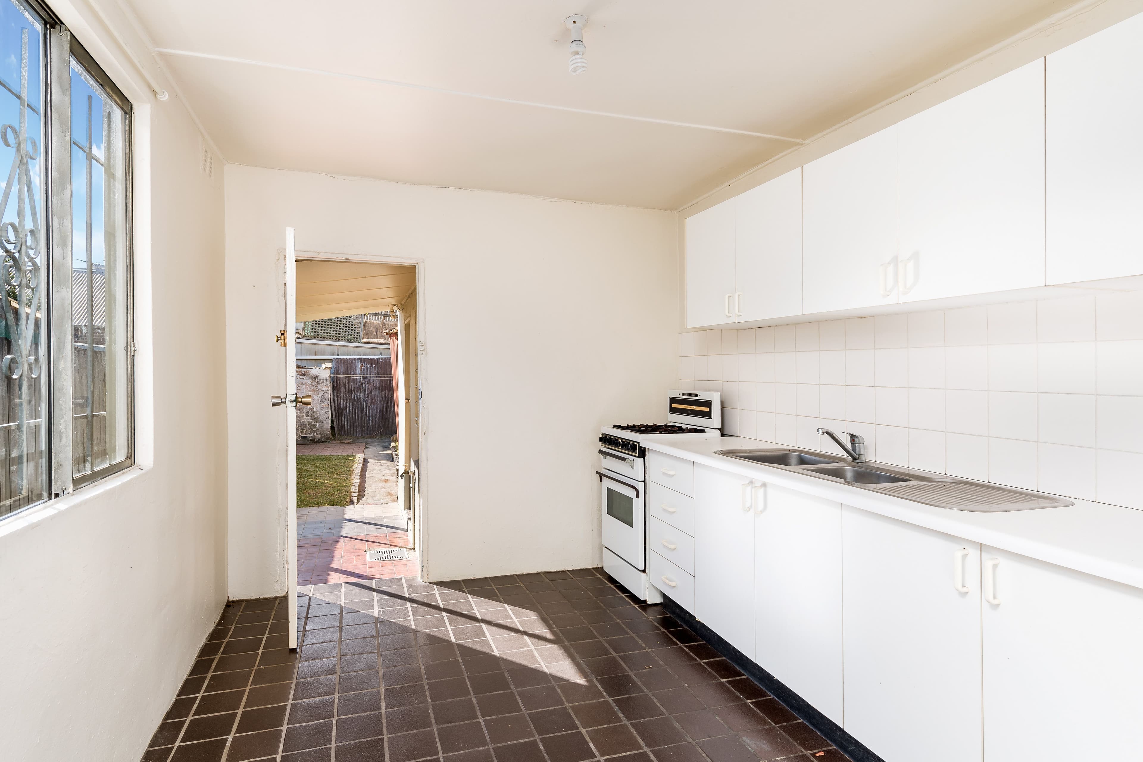 11 Laura Street, Newtown - Thumbnail 4