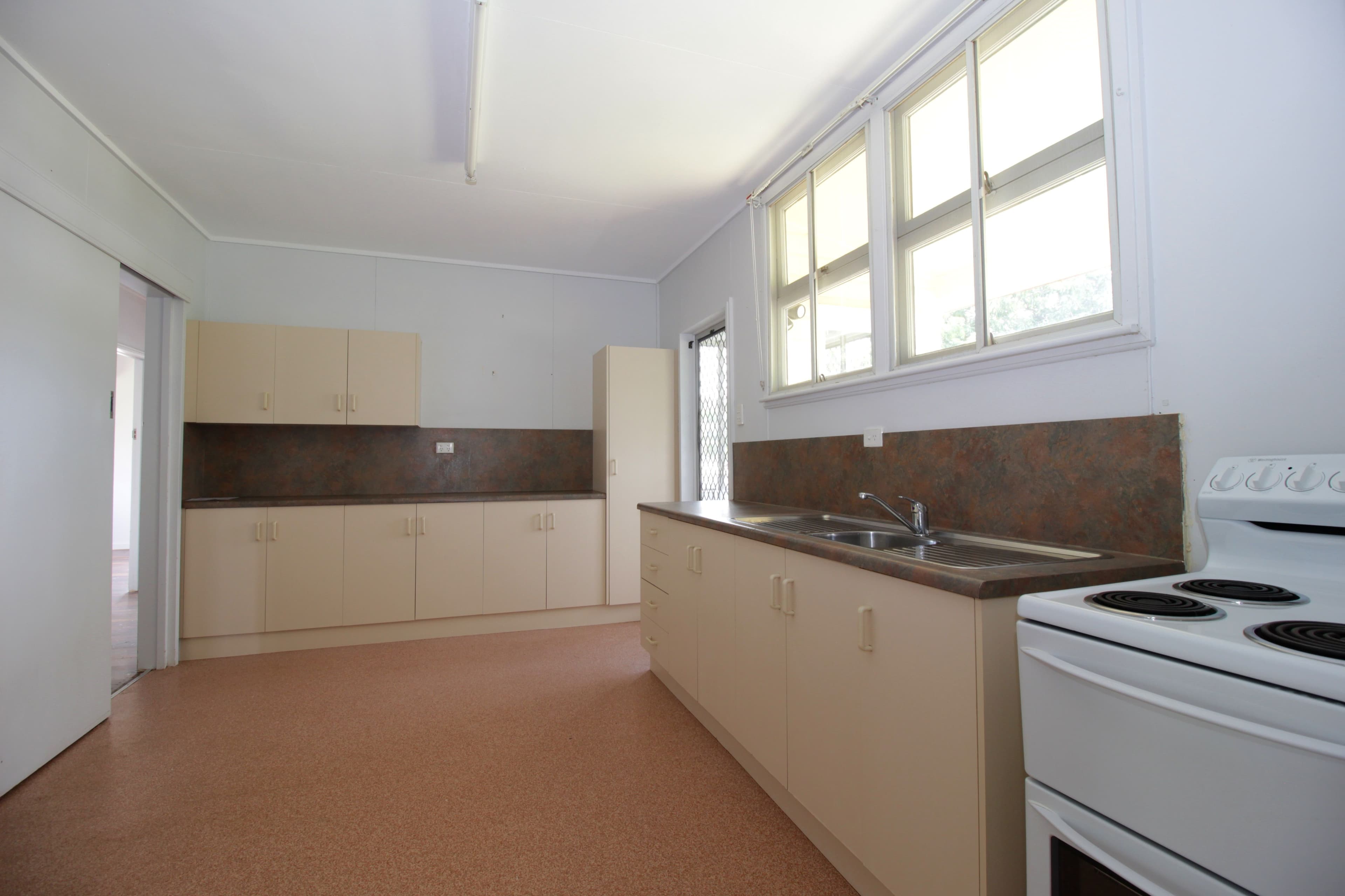 12 Campbell Street, Emerald QLD 4720, Emerald - Thumbnail 4