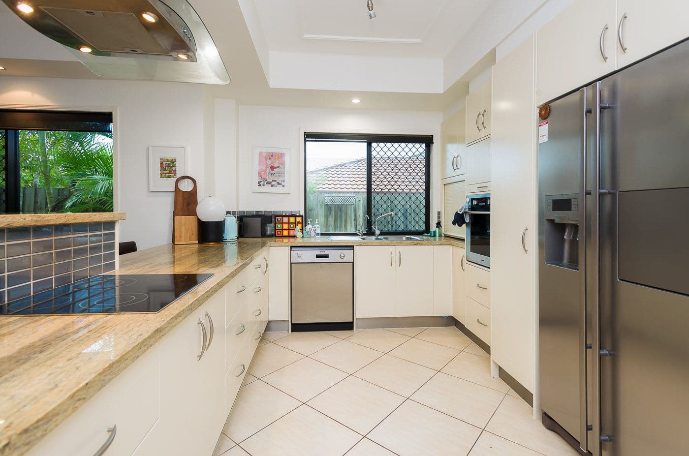 27 Donald Avenue, Paradise Point QLD 4216, Paradise Point - Thumbnail 2