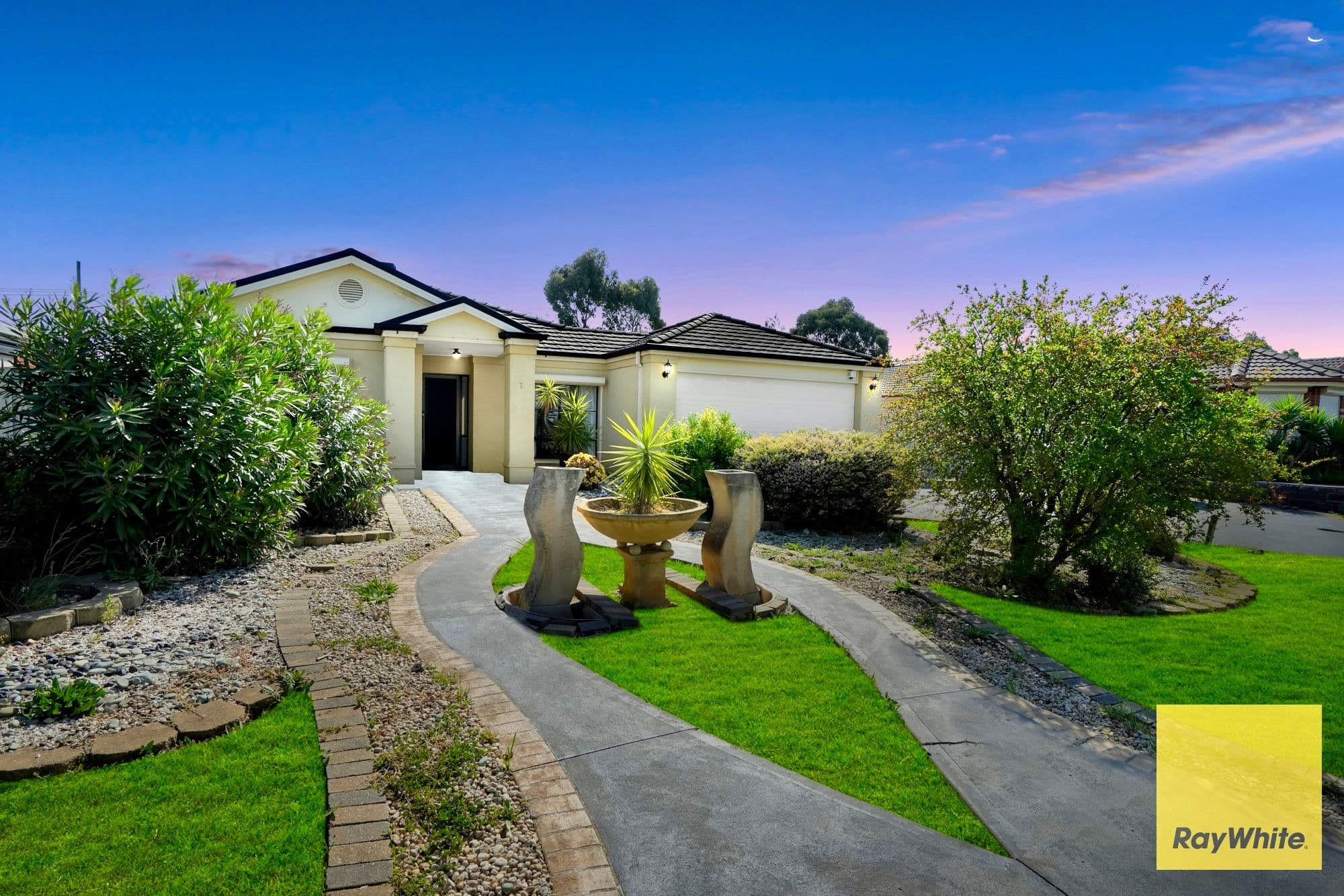 7 Hinchinbrook Close, Caroline Springs VIC 3023, Caroline Springs - Thumbnail 2