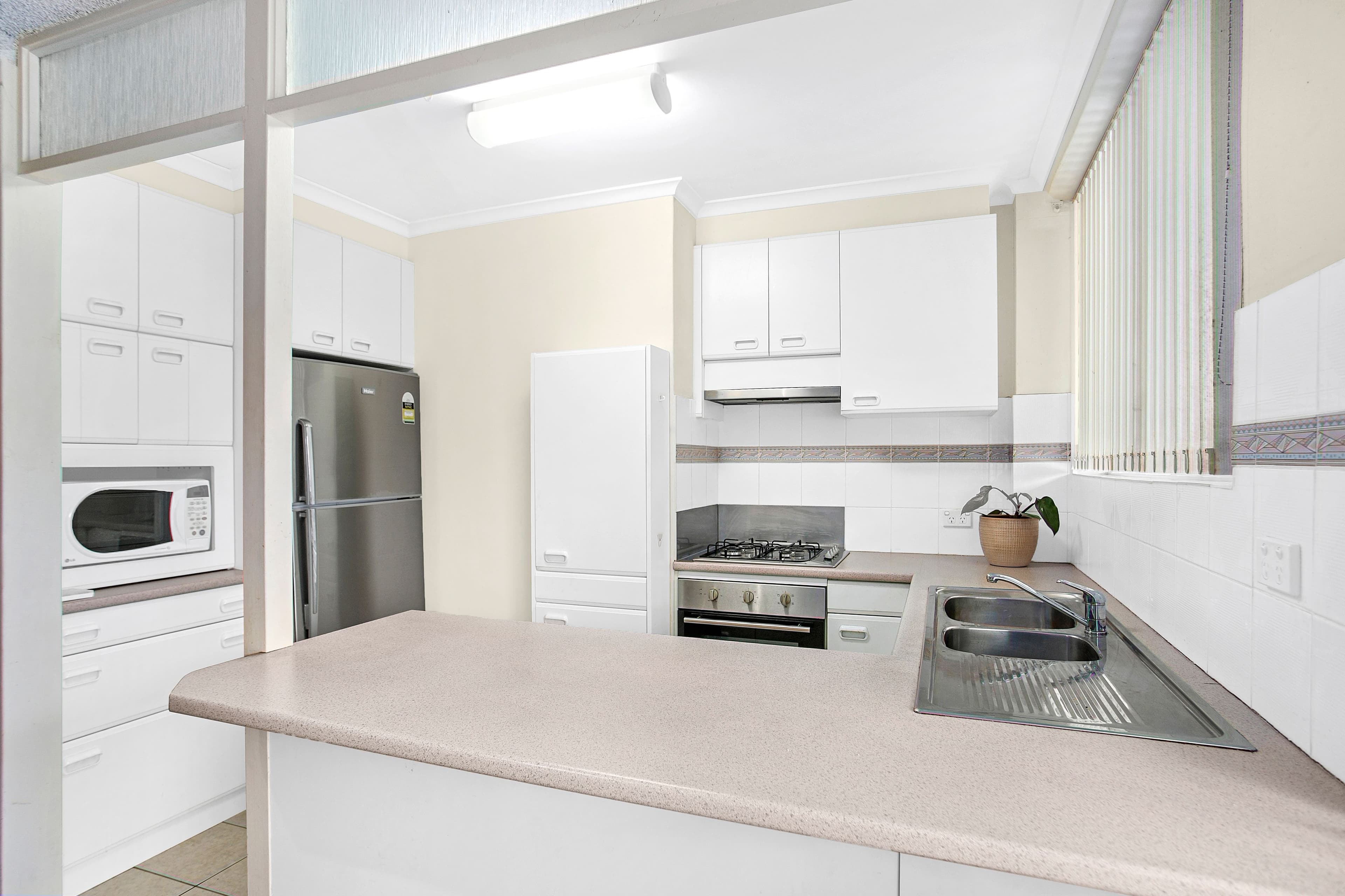 17 Henley Road, Thirroul NSW 2515, Thirroul - Thumbnail 2