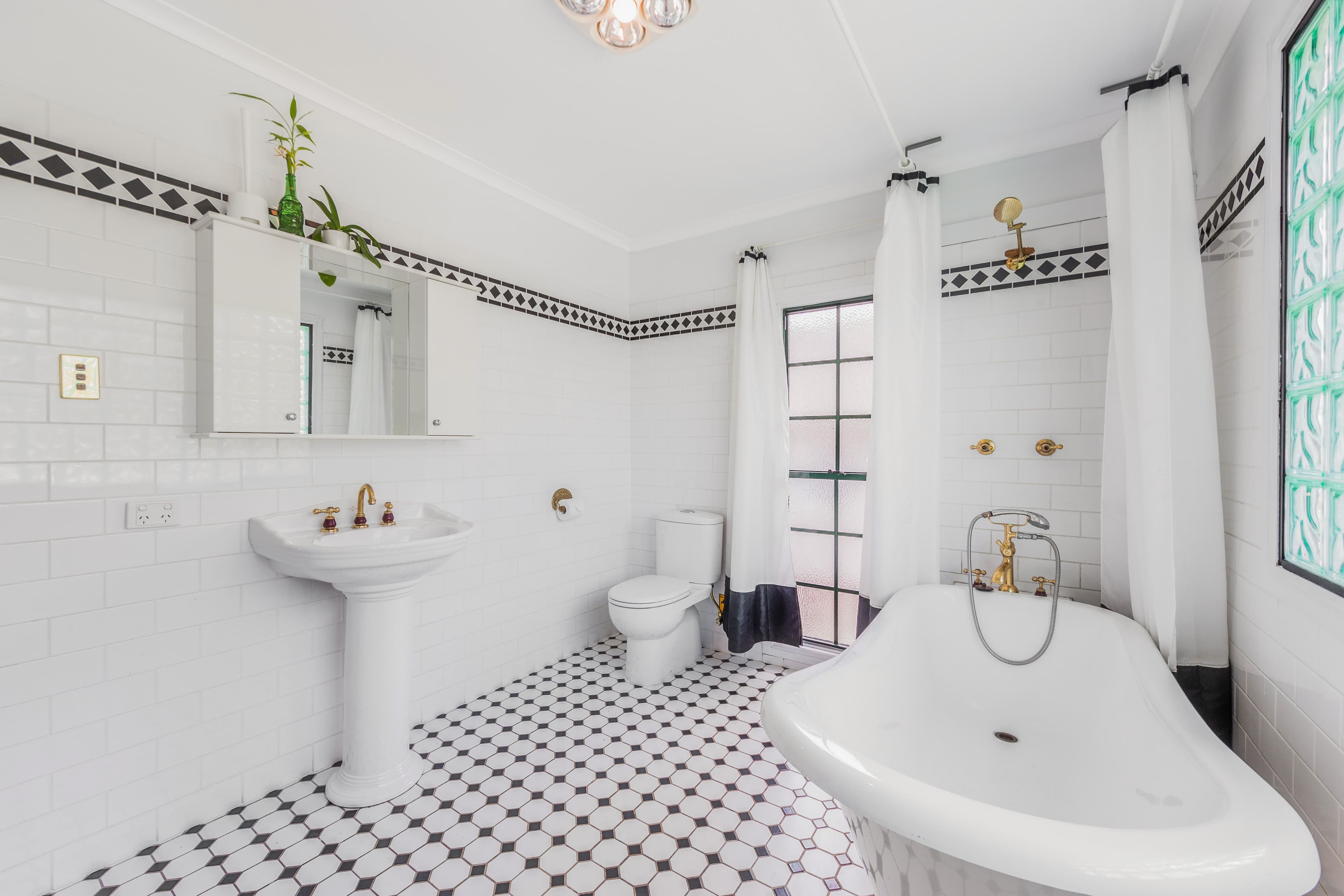 30 Bernays Road, Wynnum West QLD 4178, Wynnum West - Image 1