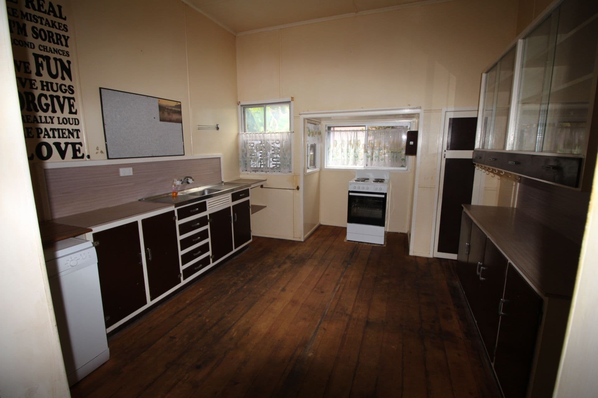 18 Hill Street, Sarina QLD 4737, Sarina - Thumbnail 2