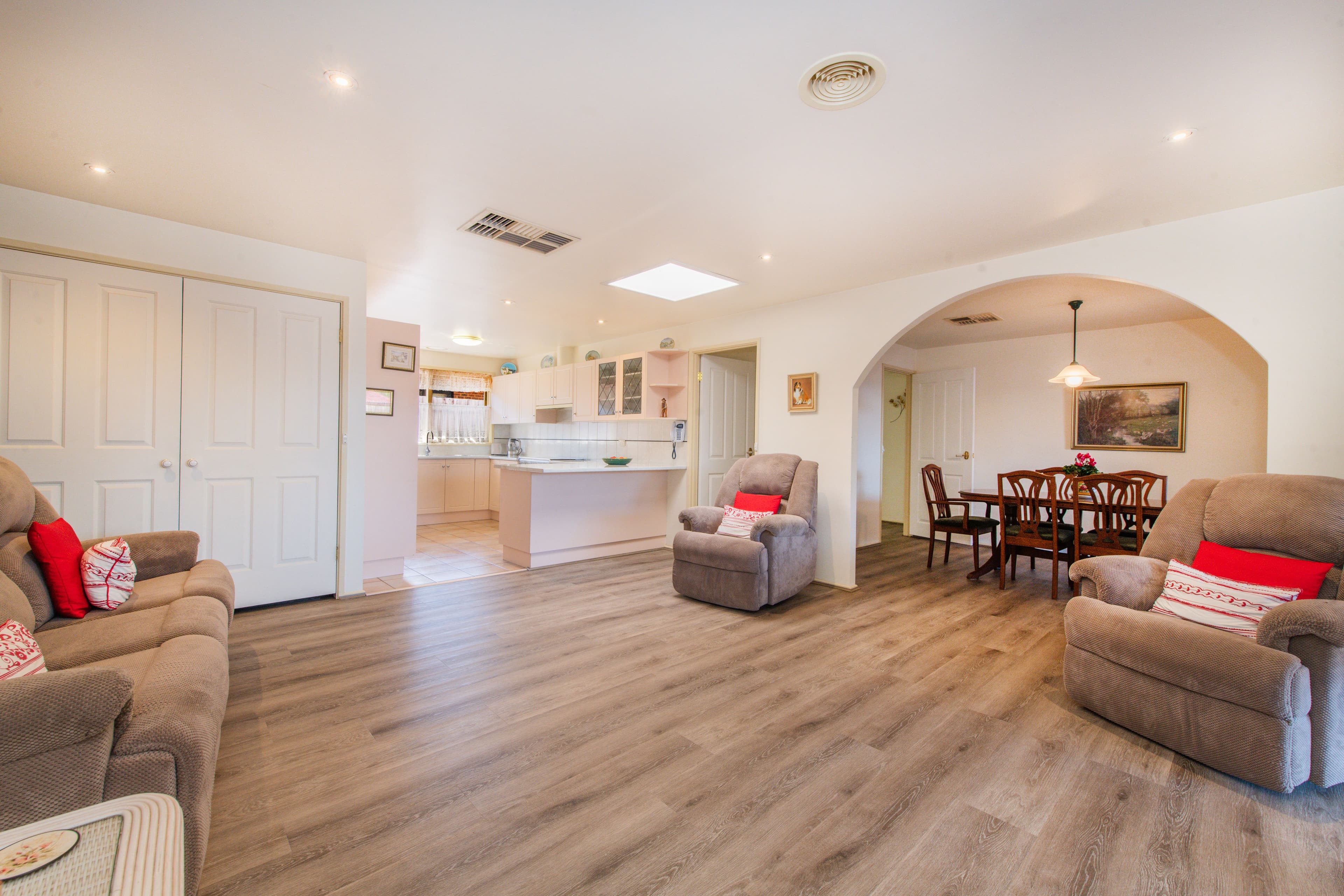 15 Collendina Crescent, Scoresby VIC 3179, Scoresby - Thumbnail 2