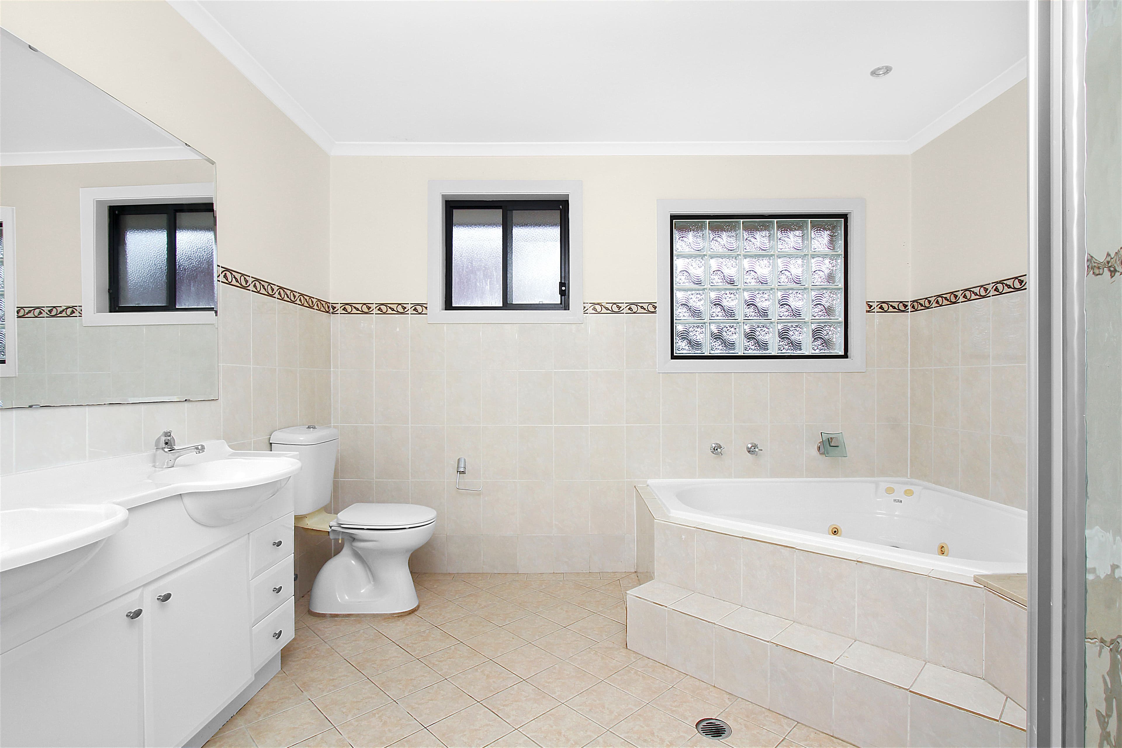 12 Lachlan Street, Bossley Park - Thumbnail 4