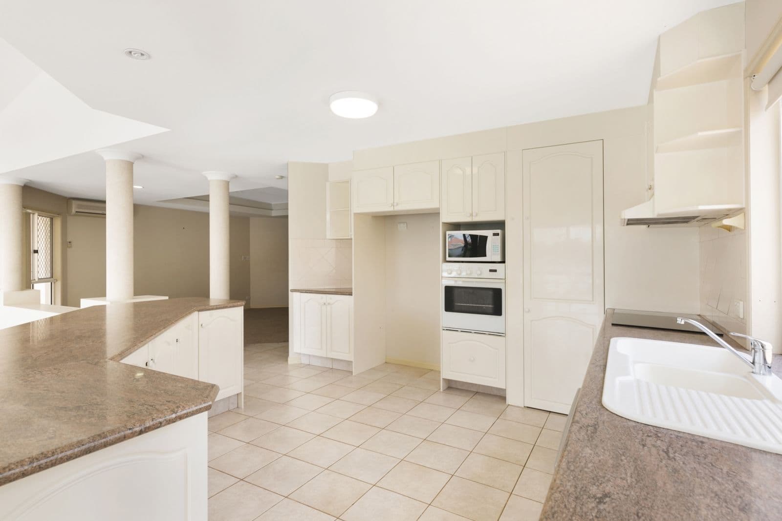 38 Medika Street, Runaway Bay QLD 4216, Runaway Bay - Thumbnail 4