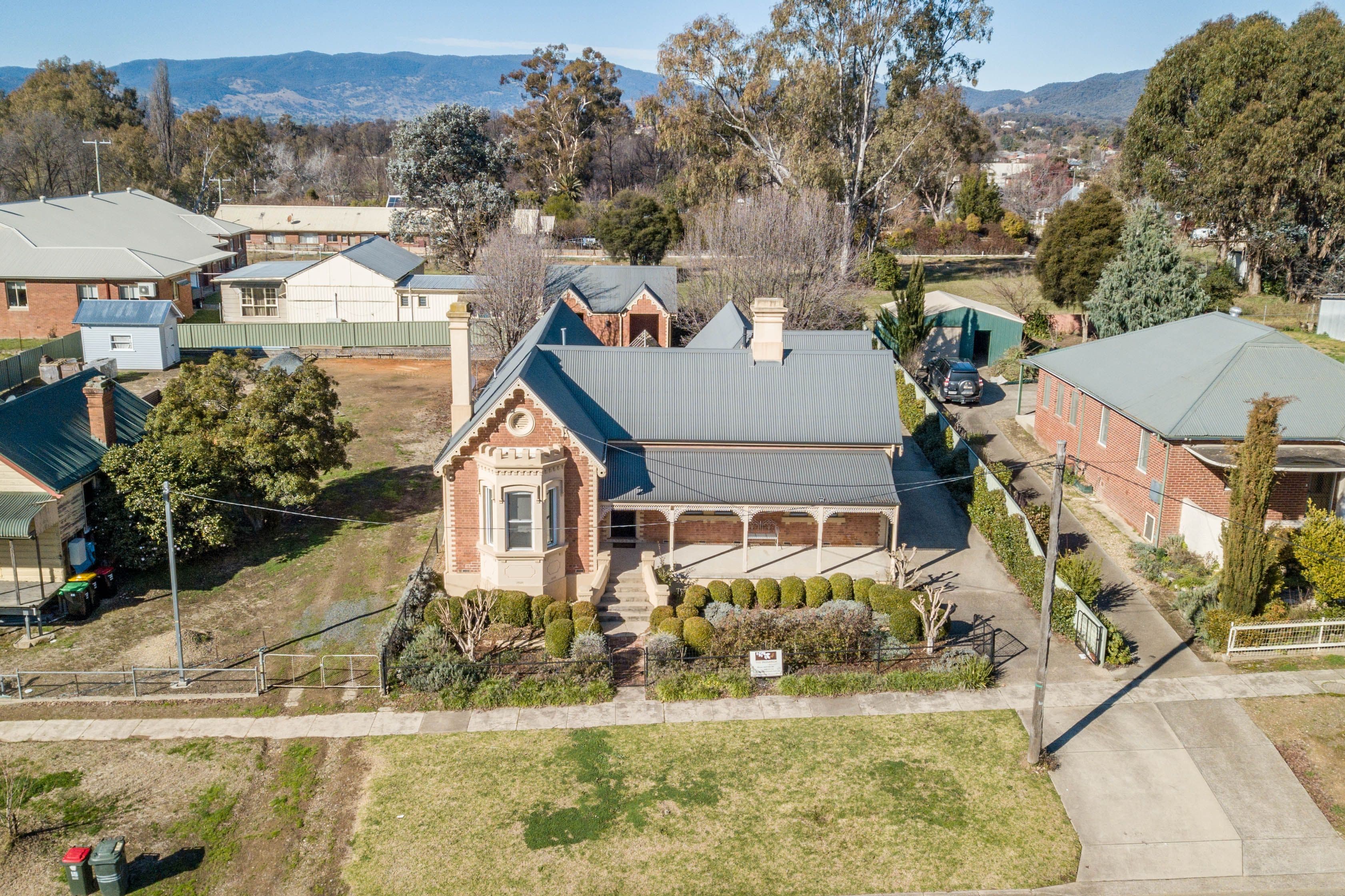 12 Wynyard Street "The Monarch", Tumut NSW 2720, Tumut - Thumbnail 2