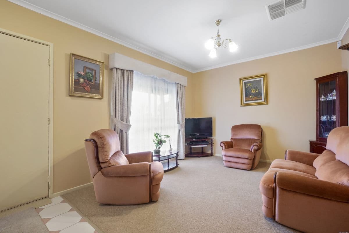 33 Argyle Crescent, Werribee VIC 3030, Werribee - Thumbnail 2