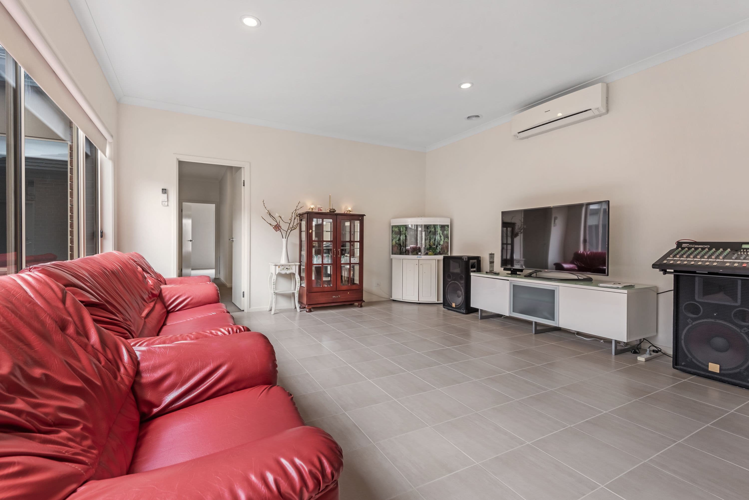 27 Clarendon Avenue, Craigieburn VIC 3064, Craigieburn - Thumbnail 5