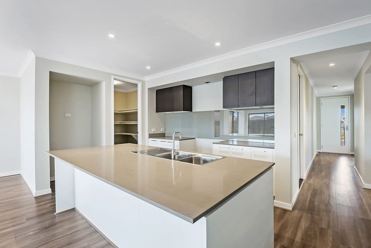 22 Featherwood Crescent, Craigieburn VIC 3064, Craigieburn - Thumbnail 2