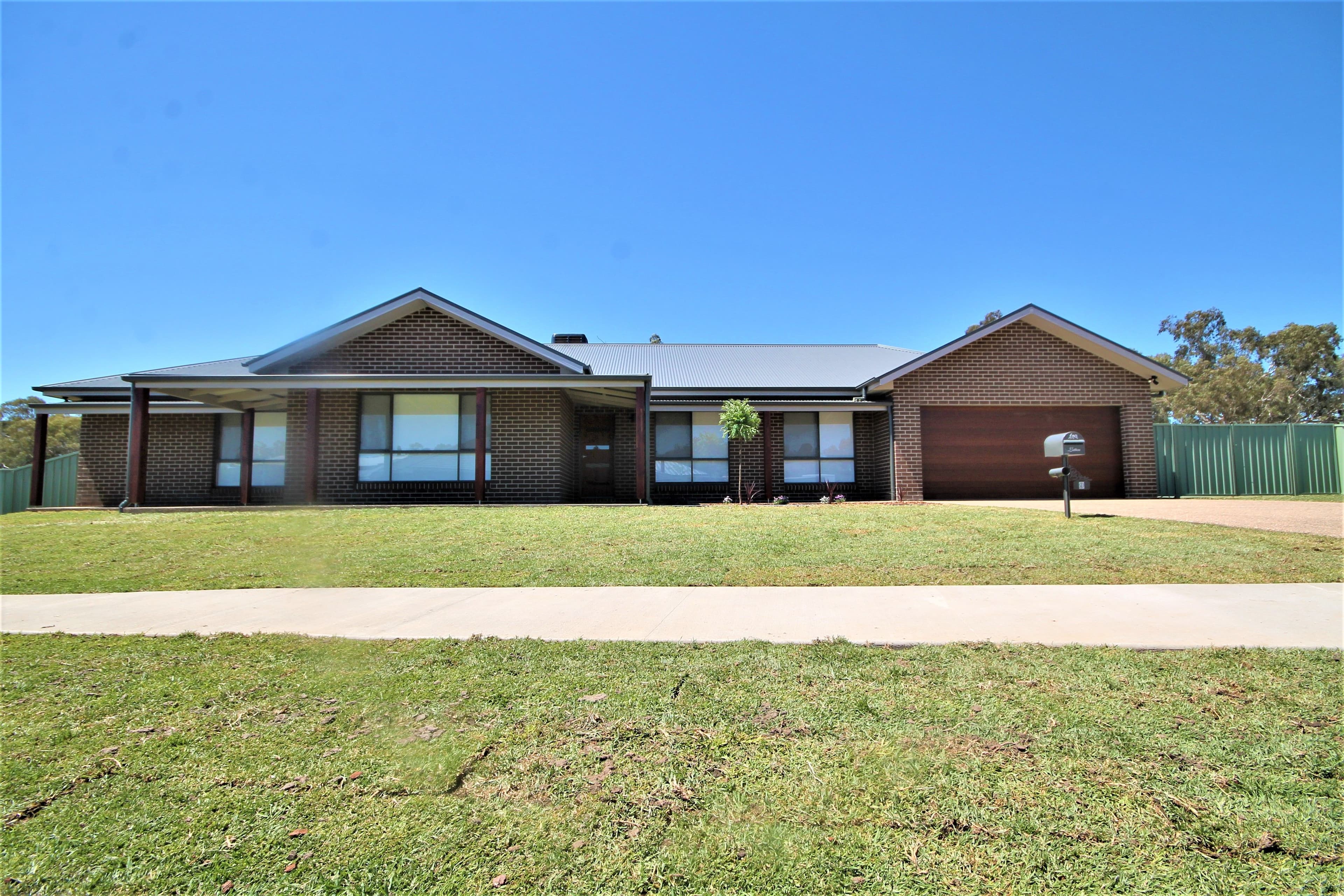 9 Francis Place, Young - Image 1