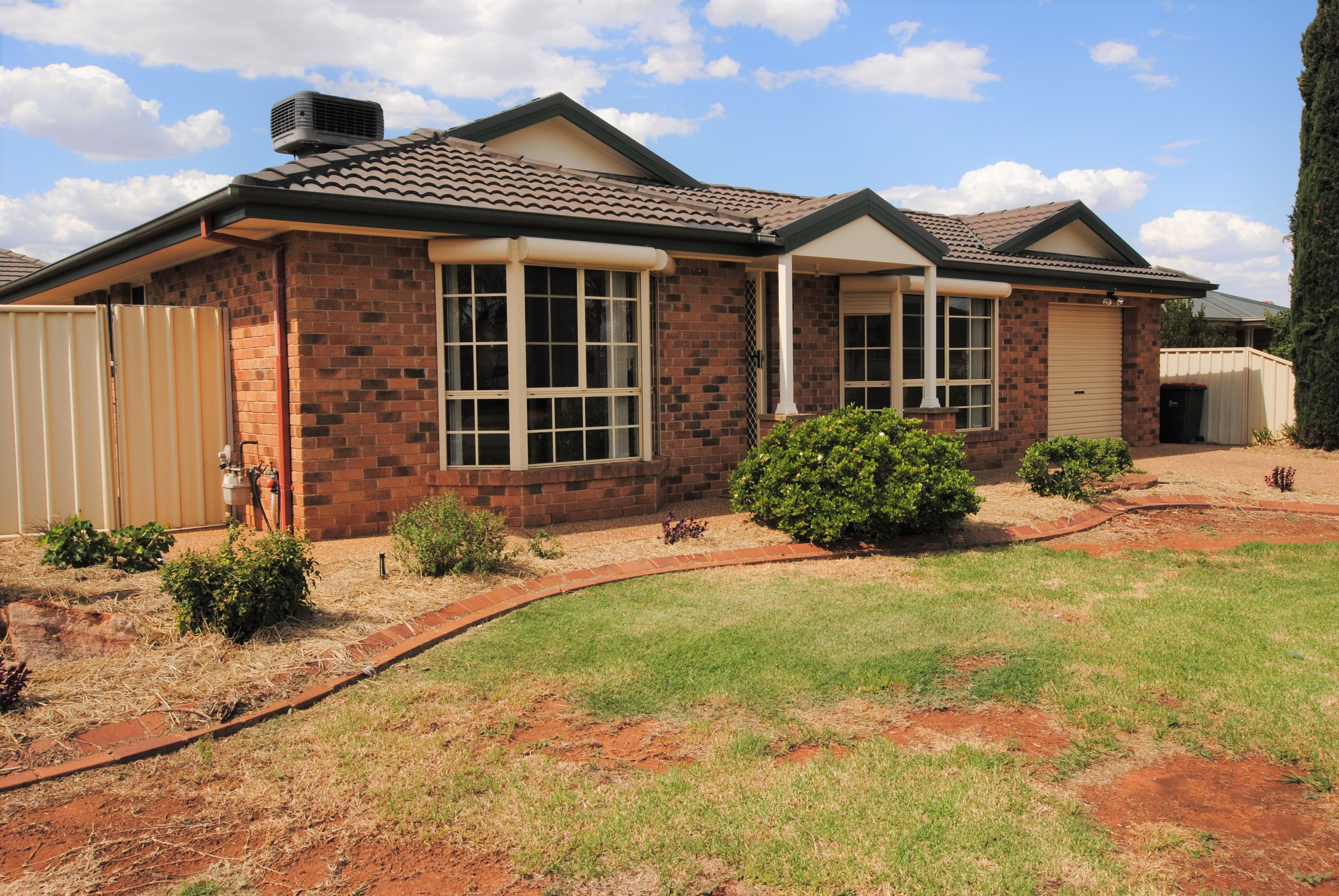 17 Mandalay Drive, Griffith - Image 1