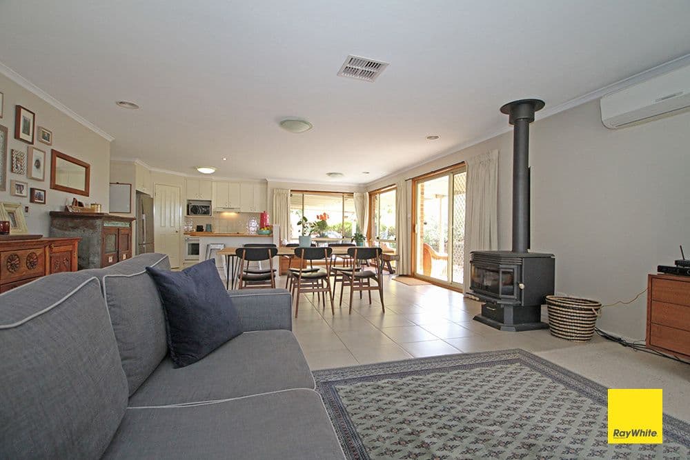 12 Collingwood Close, Bungendore - Thumbnail 2
