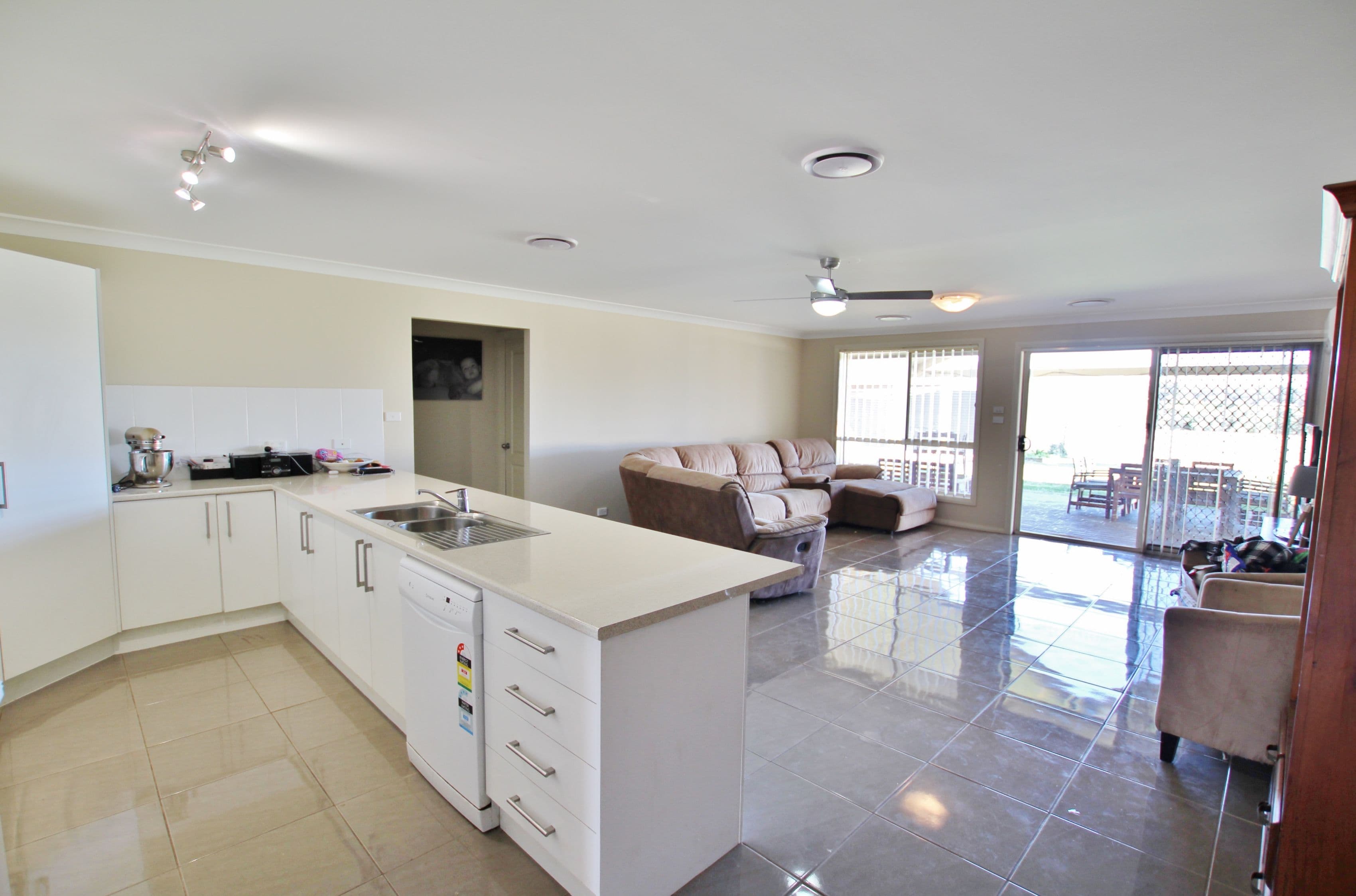 76 Hills Street, Young - Thumbnail 2