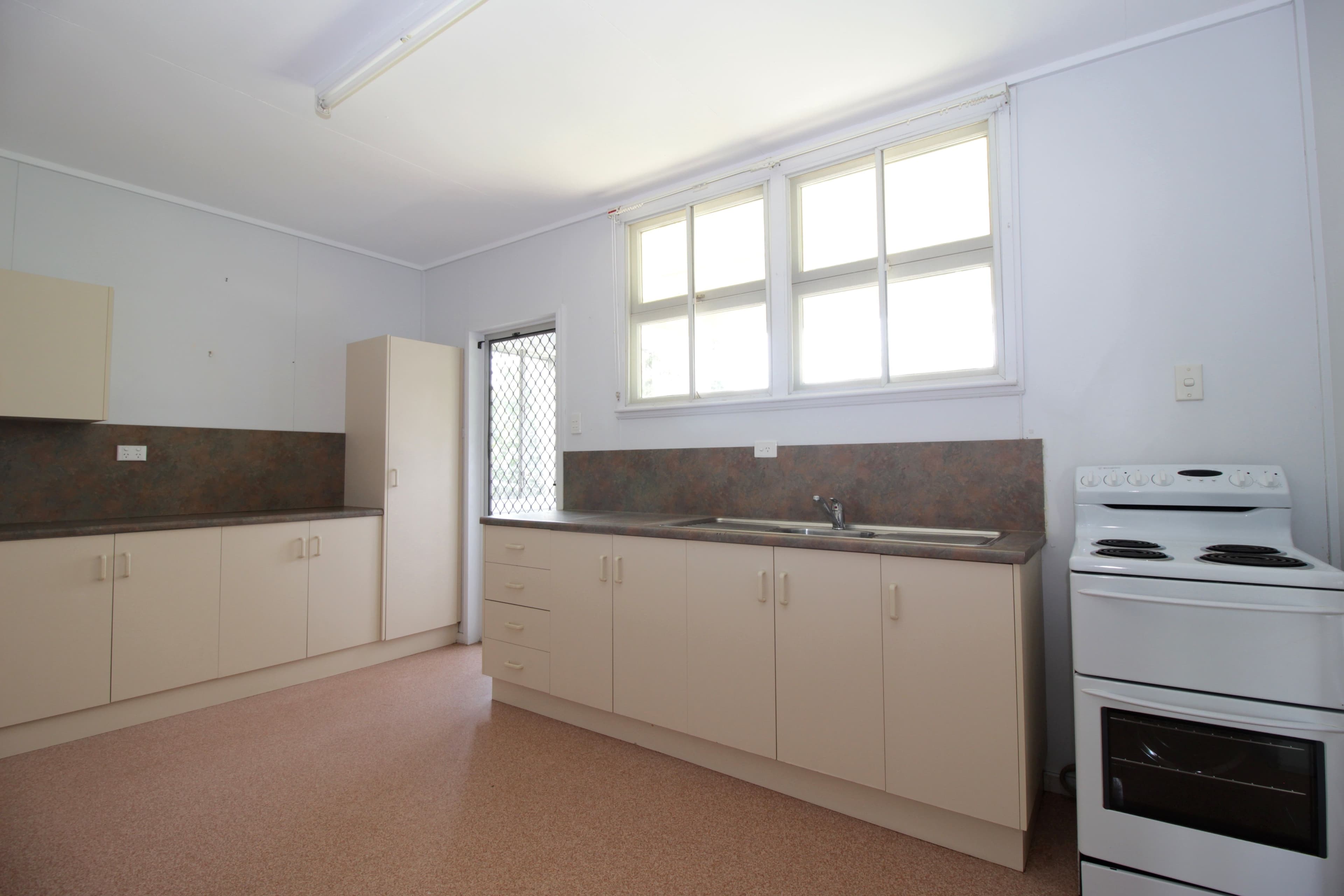 12 Campbell Street, Emerald QLD 4720, Emerald - Thumbnail 5