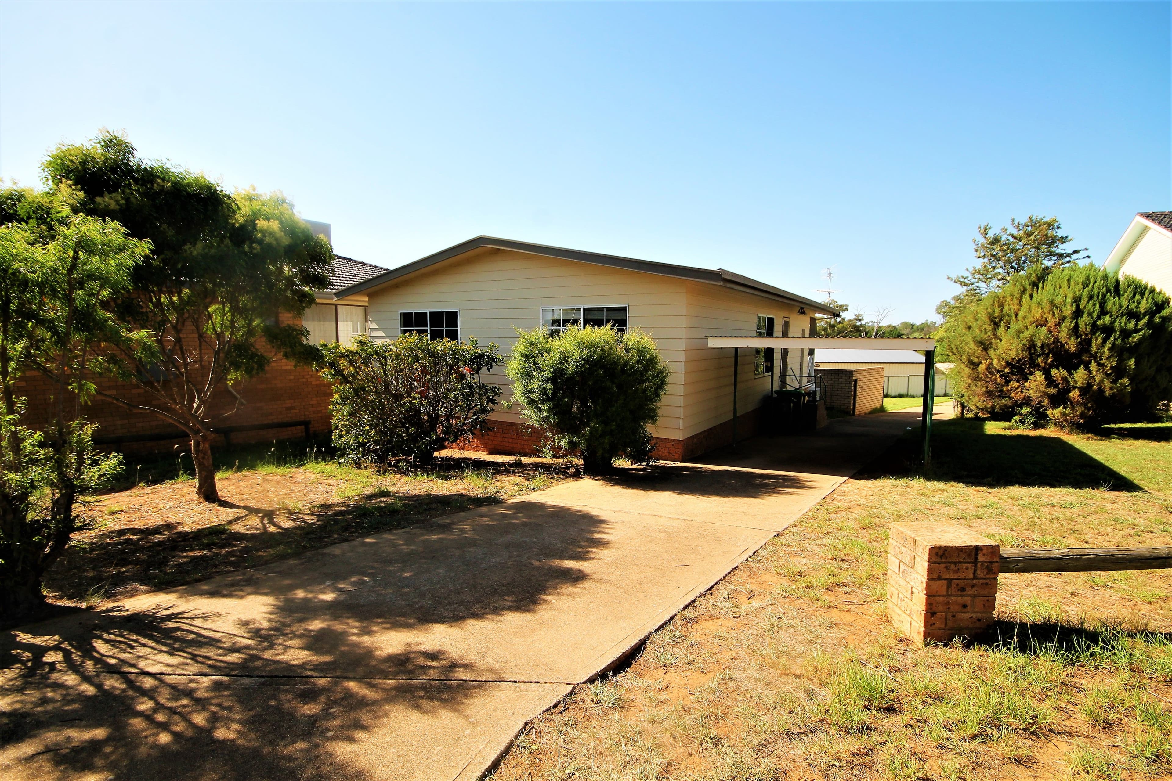 122 Wombat Street, Young - Image 1