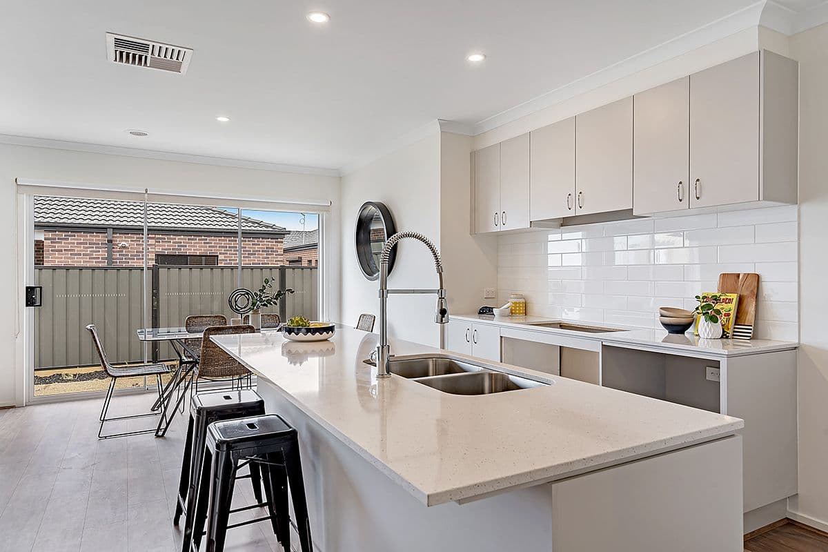 15 Featherwood Crescent, Craigieburn VIC 3064, Craigieburn - Thumbnail 5