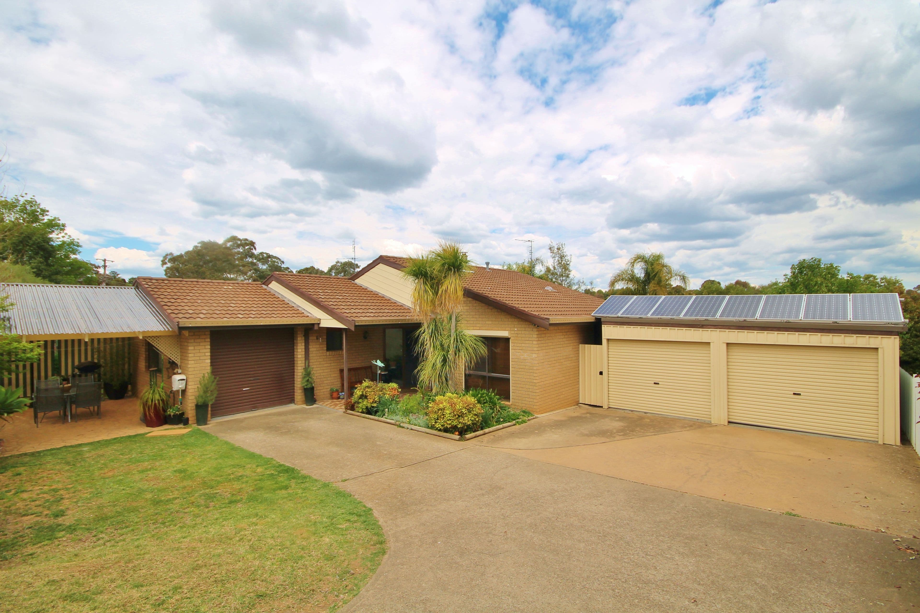 4 Hardy Avenue, Young - Image 1
