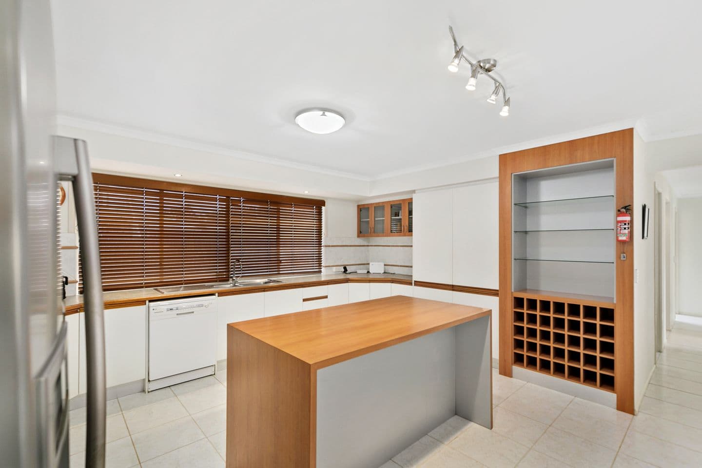 19 Oceanview Street, Point Vernon QLD 4655, Point Vernon - Thumbnail 7