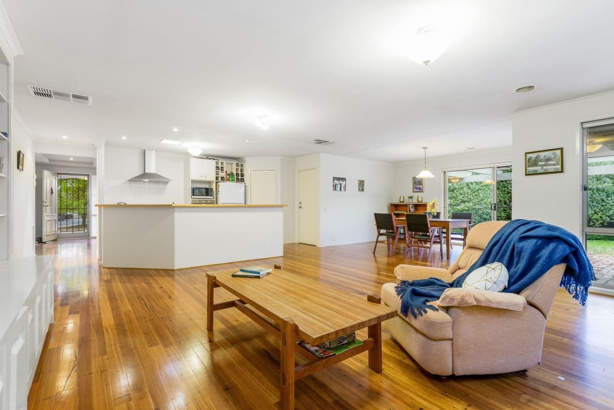 6 Edgeware Close, Point Cook VIC 3030, Point Cook - Thumbnail 3