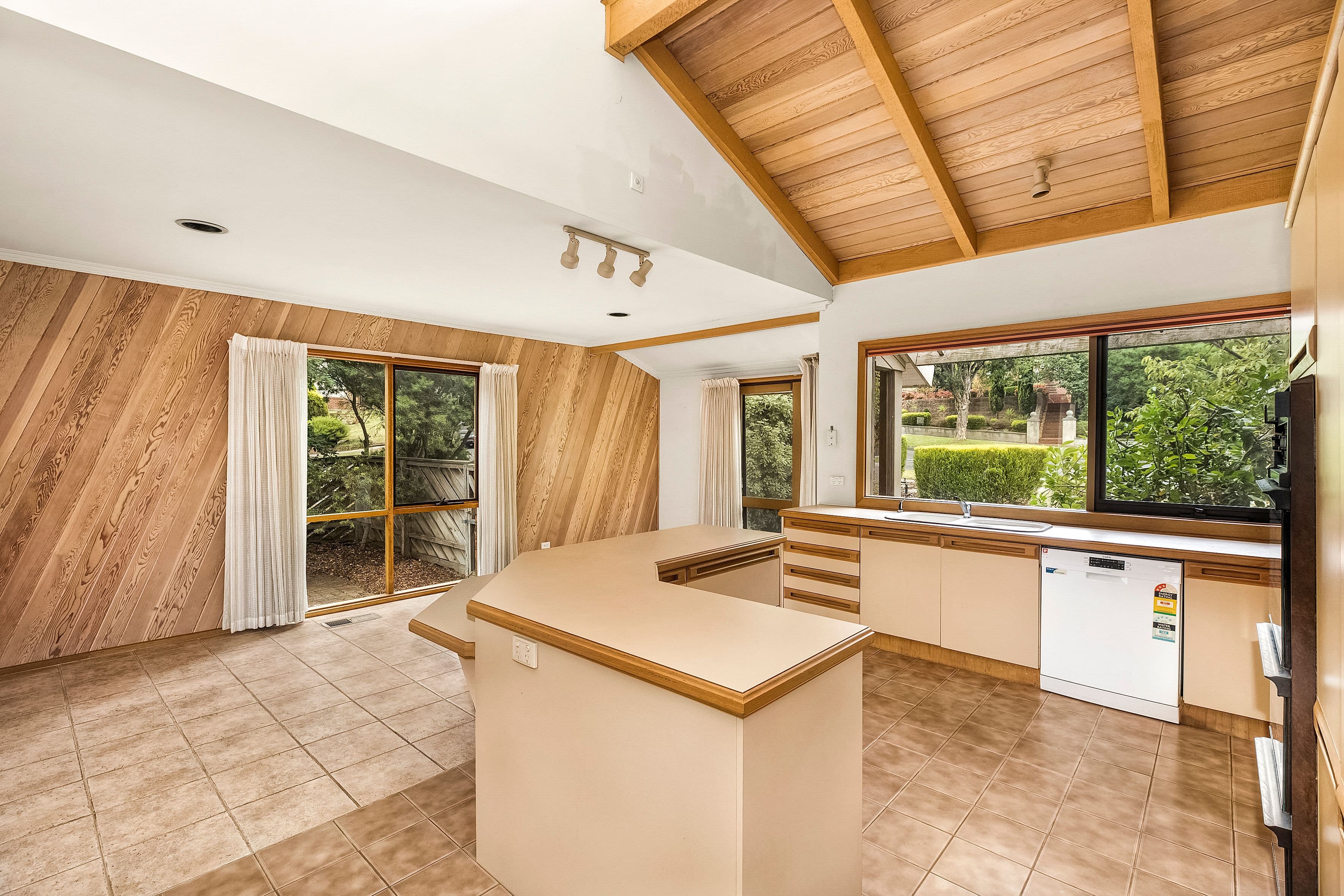 127 Grandview Road, Wheelers Hill VIC 3150, Wheelers Hill - Thumbnail 4