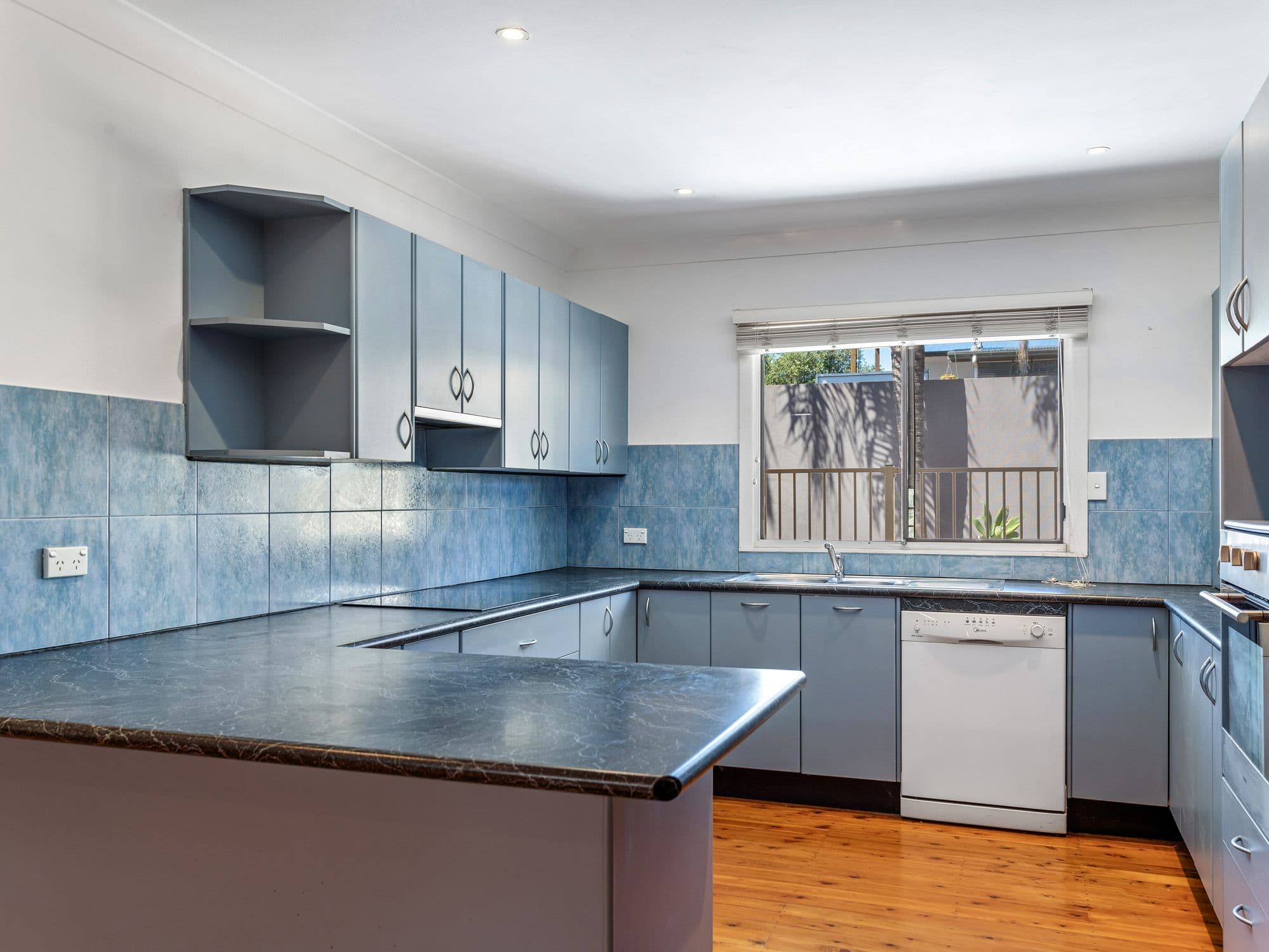 27 Cooleroo Crescent, Southport QLD 4215, Southport - Thumbnail 7