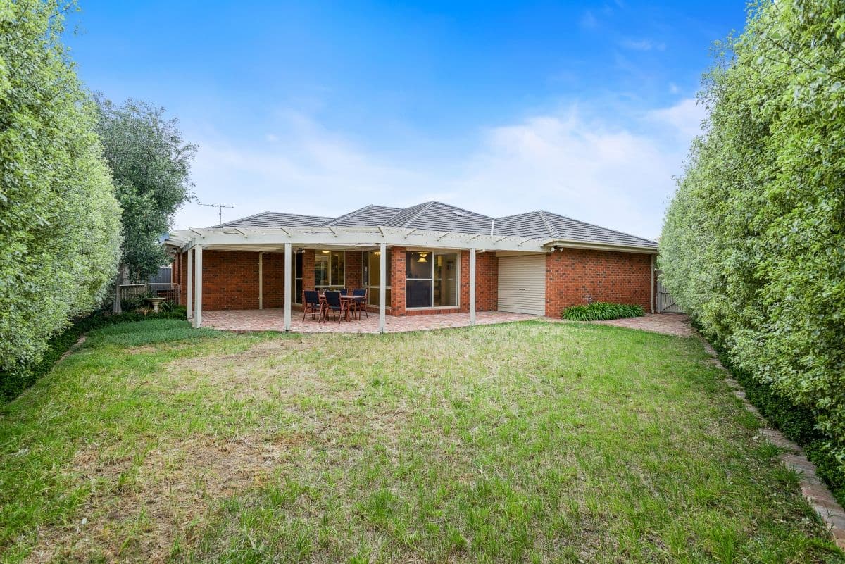 6 Edgeware Close, Point Cook VIC 3030, Point Cook - Thumbnail 2