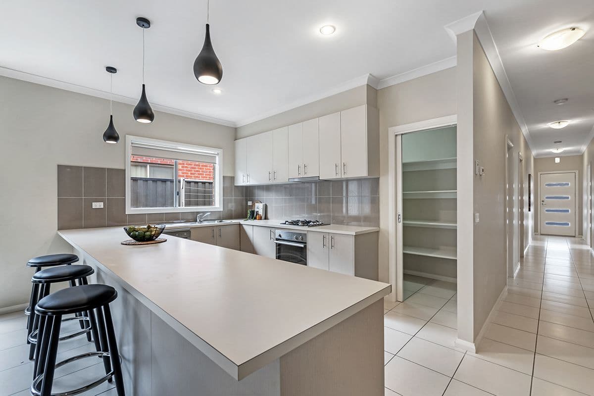 16 Hollows Court, Craigieburn VIC 3064, Craigieburn - Thumbnail 2