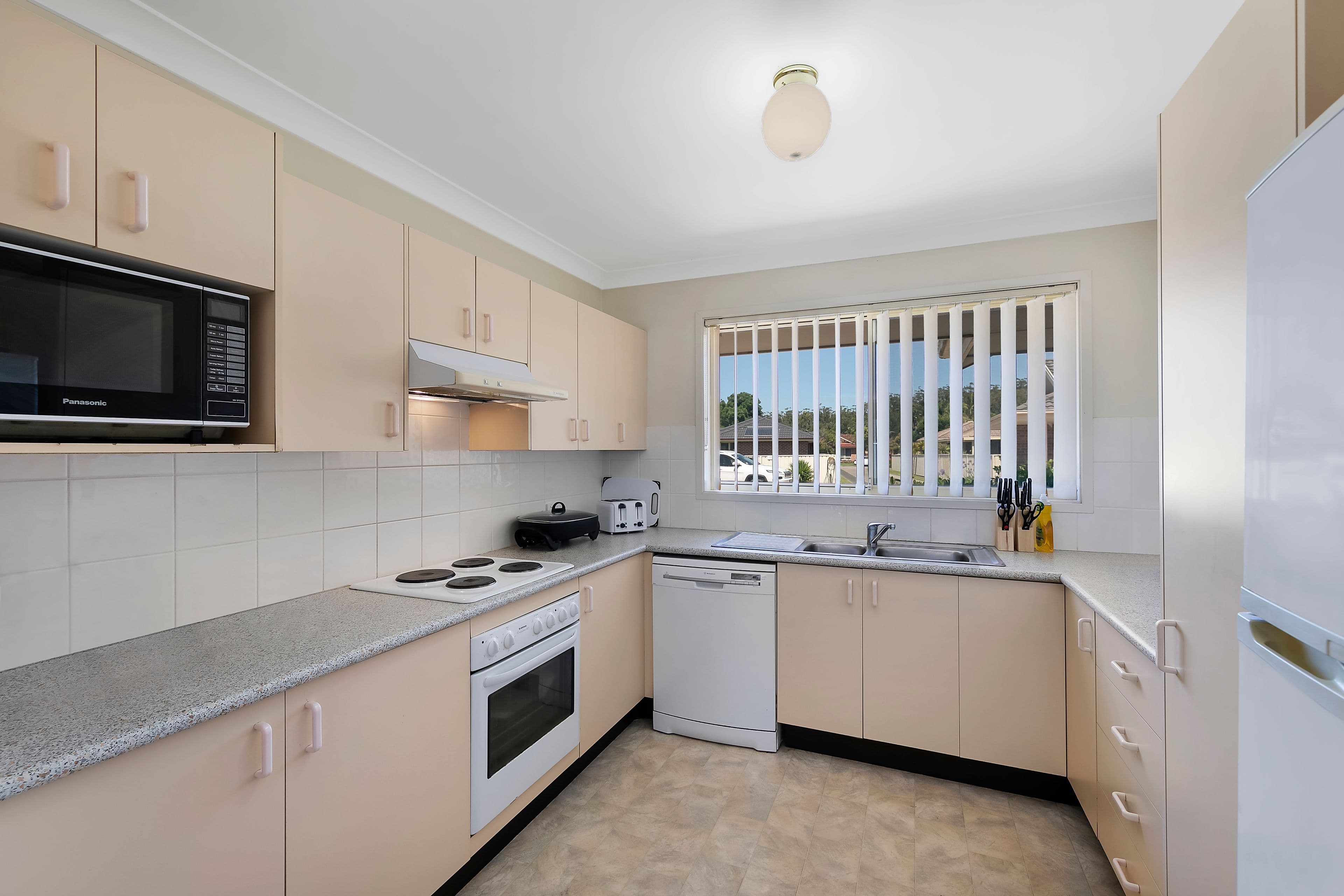 27 Lorraine Avenue, Berkeley Vale NSW 2261, Berkeley Vale - Thumbnail 2