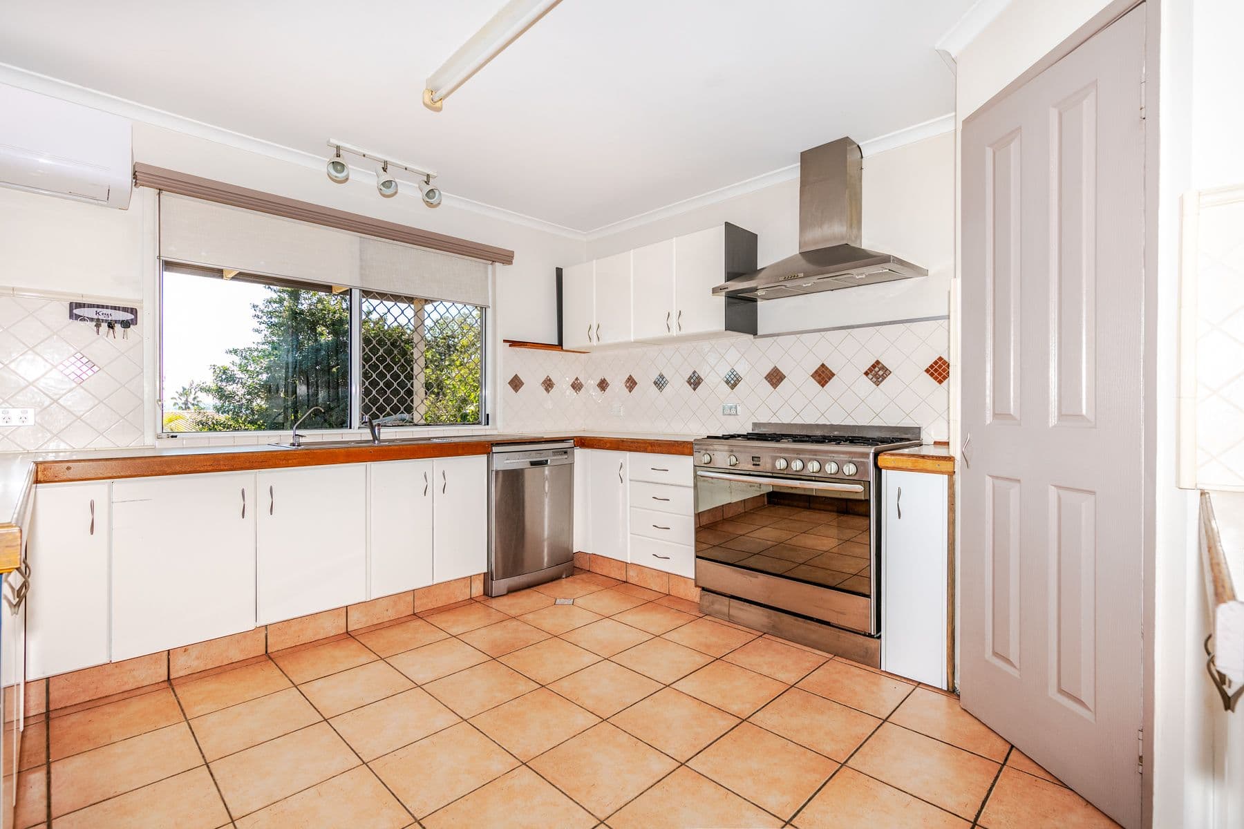 7 Kirkstall Street, Holmview QLD 4207, Holmview - Thumbnail 3