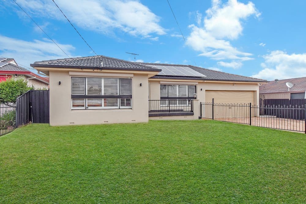 42 Magree Crescent, Chipping Norton - Image 1