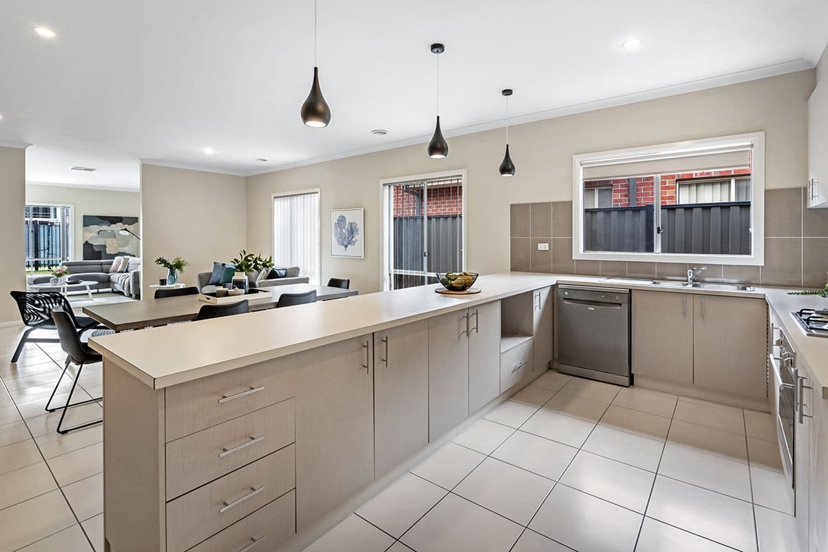 16 Hollows Court, Craigieburn VIC 3064, Craigieburn - Thumbnail 3