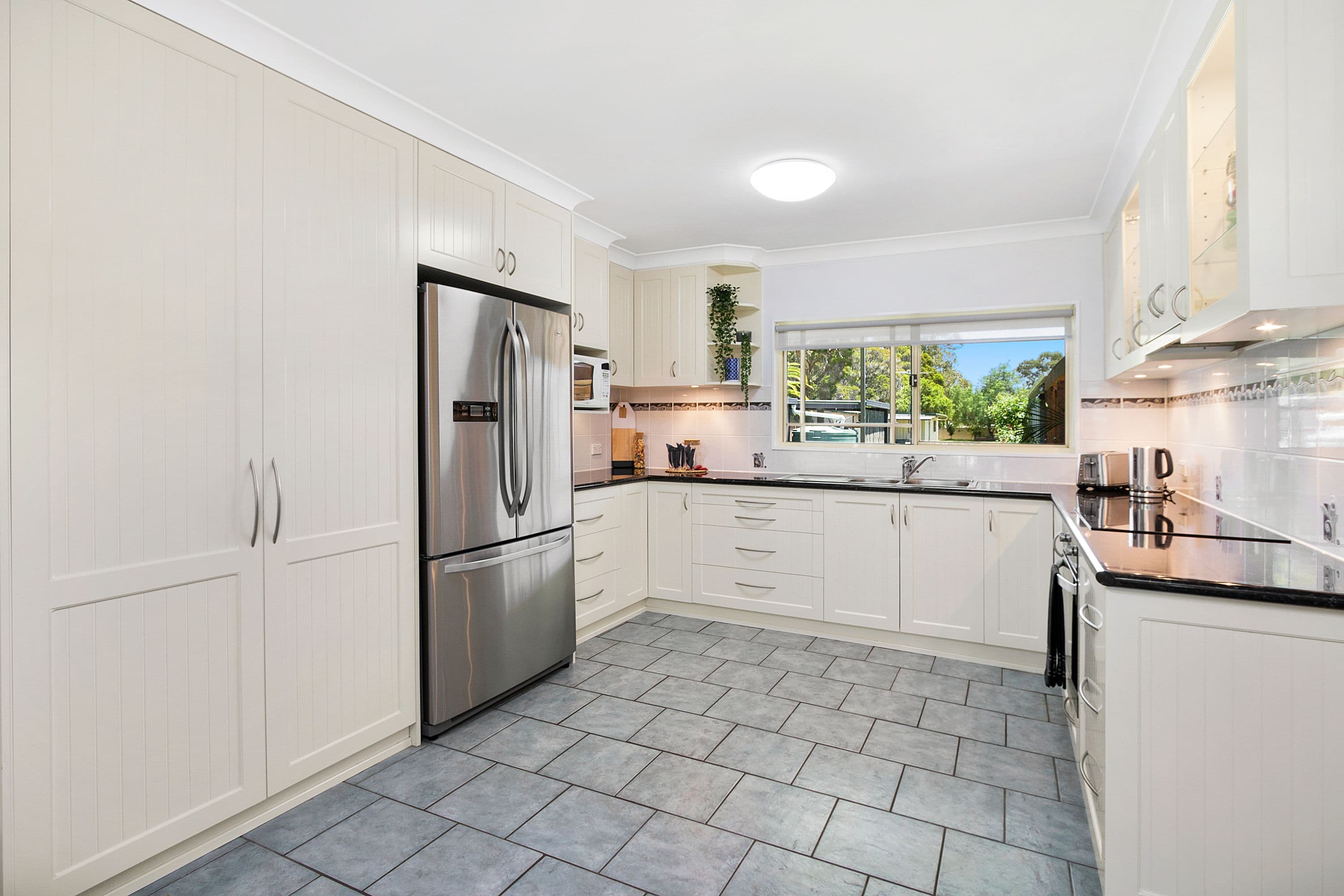 530 Londonderry Road, Londonderry - Thumbnail 3
