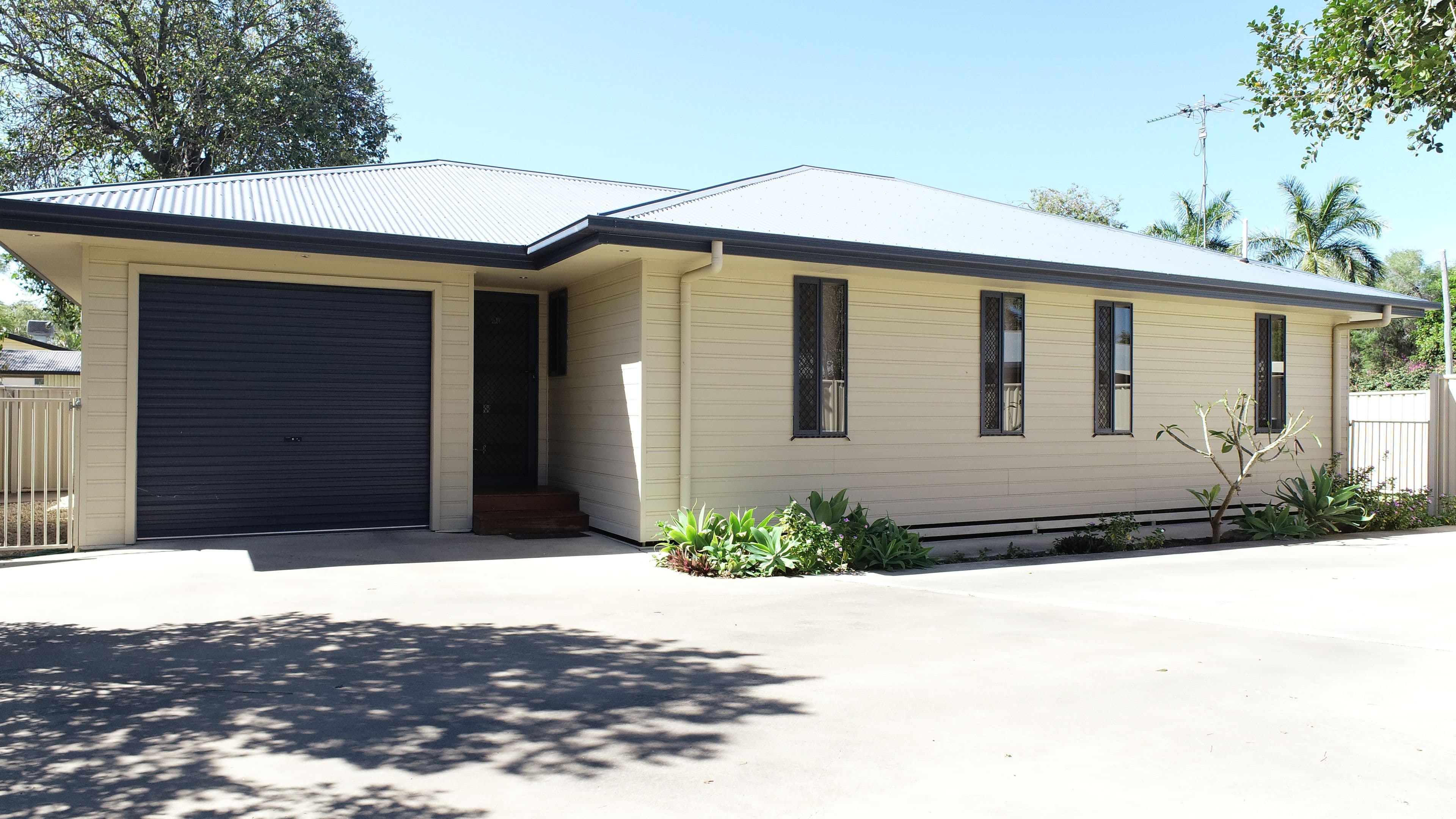 1 Charolais Place, Emerald QLD 4720, Emerald - Thumbnail 2