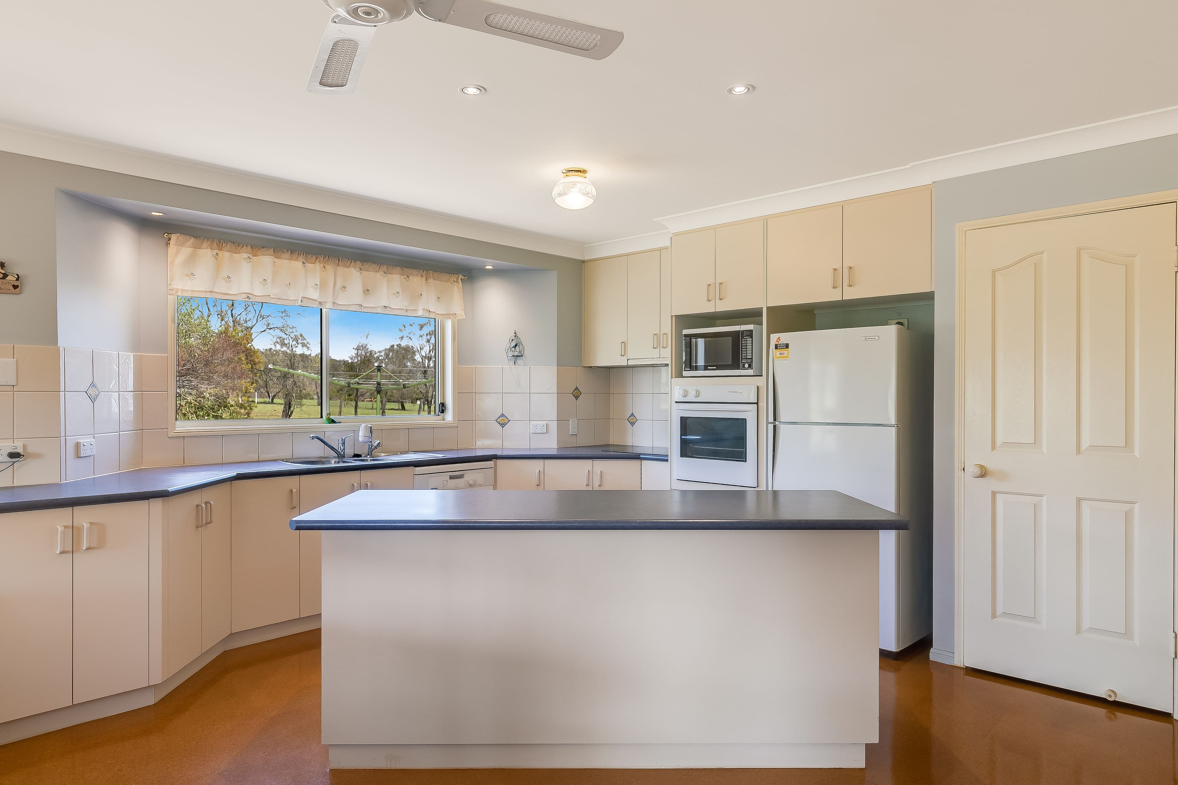 34 Stark Drive, Vale View QLD 4352, Vale View - Thumbnail 6