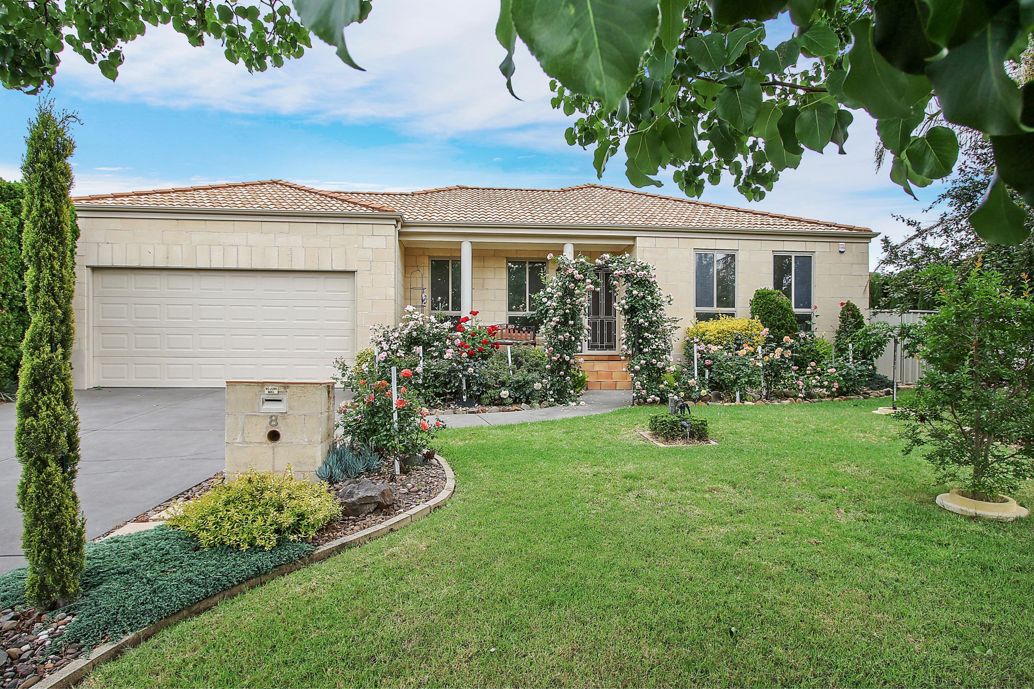 8 Montclair Avenue, West Wodonga VIC 3690, West Wodonga - Image 1