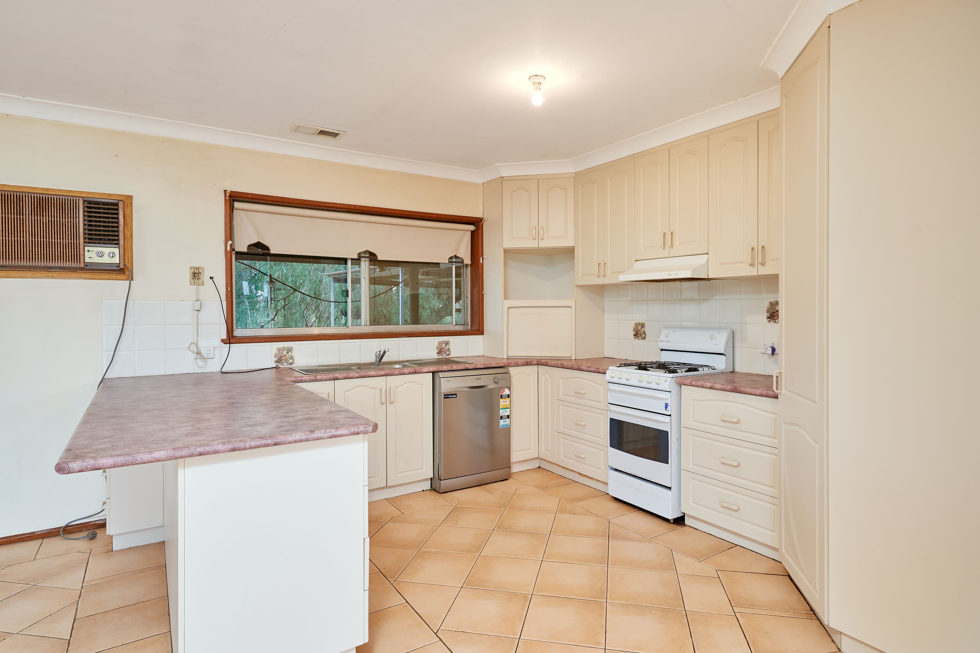 94 Iverach Street, Coolamon NSW 2701, Coolamon - Thumbnail 2