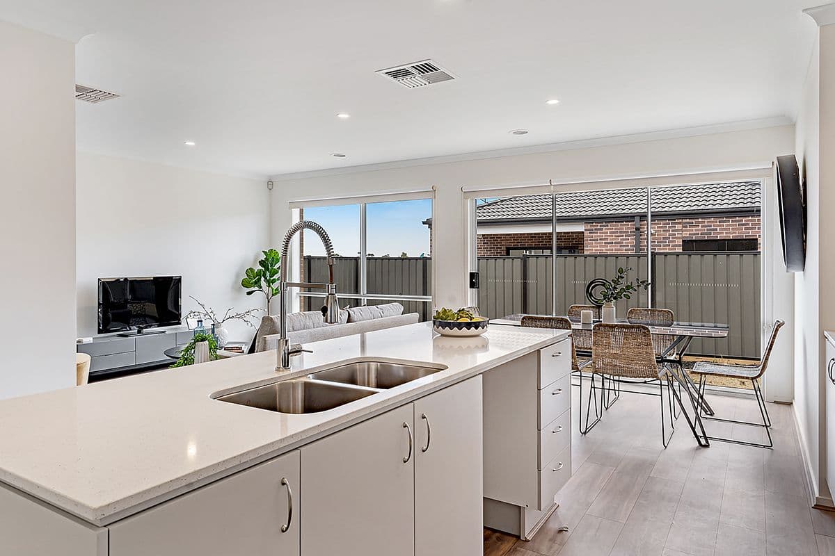 15 Featherwood Crescent, Craigieburn VIC 3064, Craigieburn - Thumbnail 6