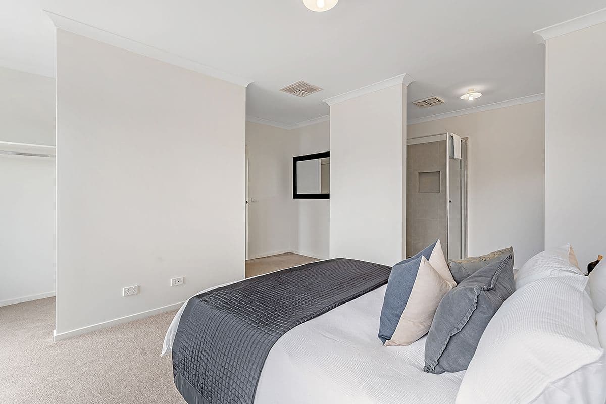 15 Featherwood Crescent, Craigieburn VIC 3064, Craigieburn - Thumbnail 3