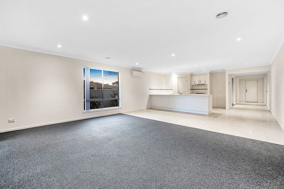 7 Beauchamp Way, Cranbourne East VIC 3977, Cranbourne East - Thumbnail 3
