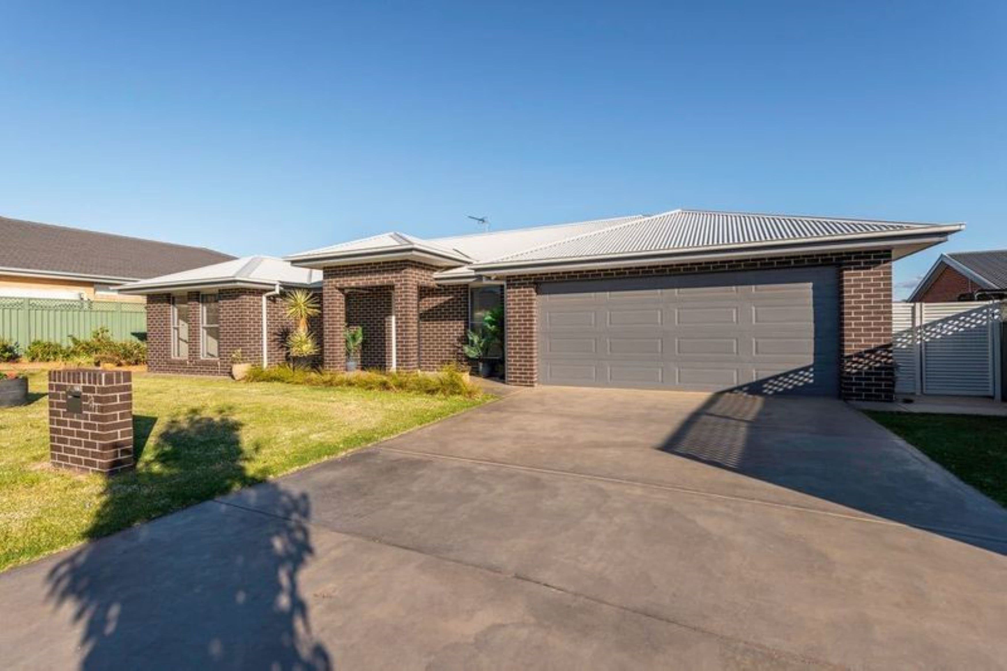 8 Venetian Court, Dubbo - Image 1