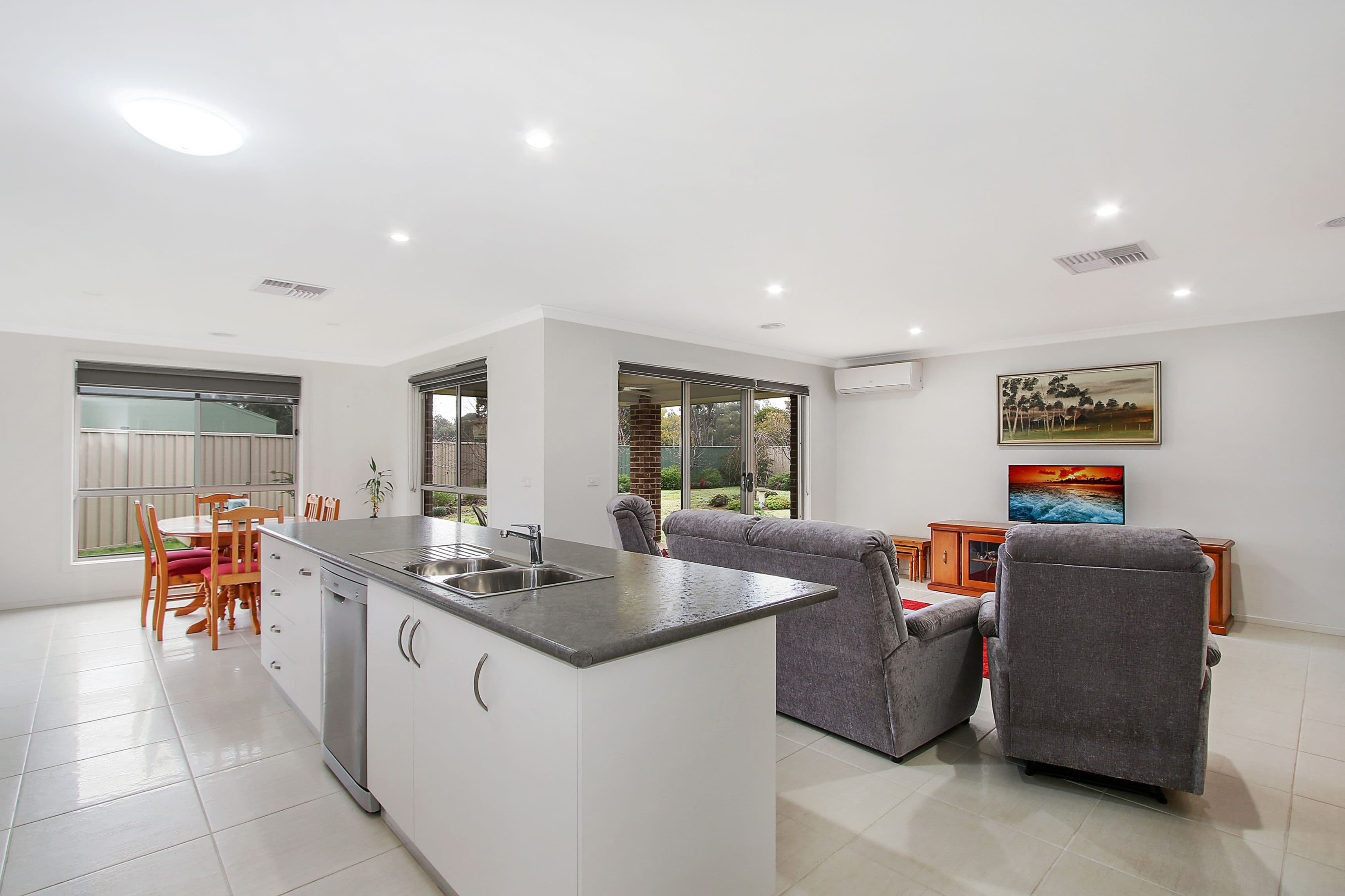 12 Sarah Court, Howlong - Thumbnail 2