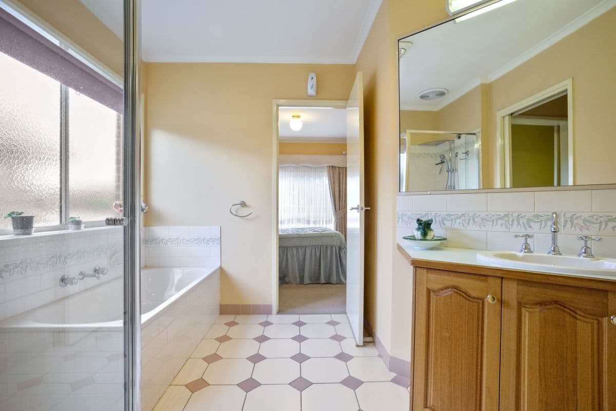 33 Argyle Crescent, Werribee VIC 3030, Werribee - Thumbnail 4
